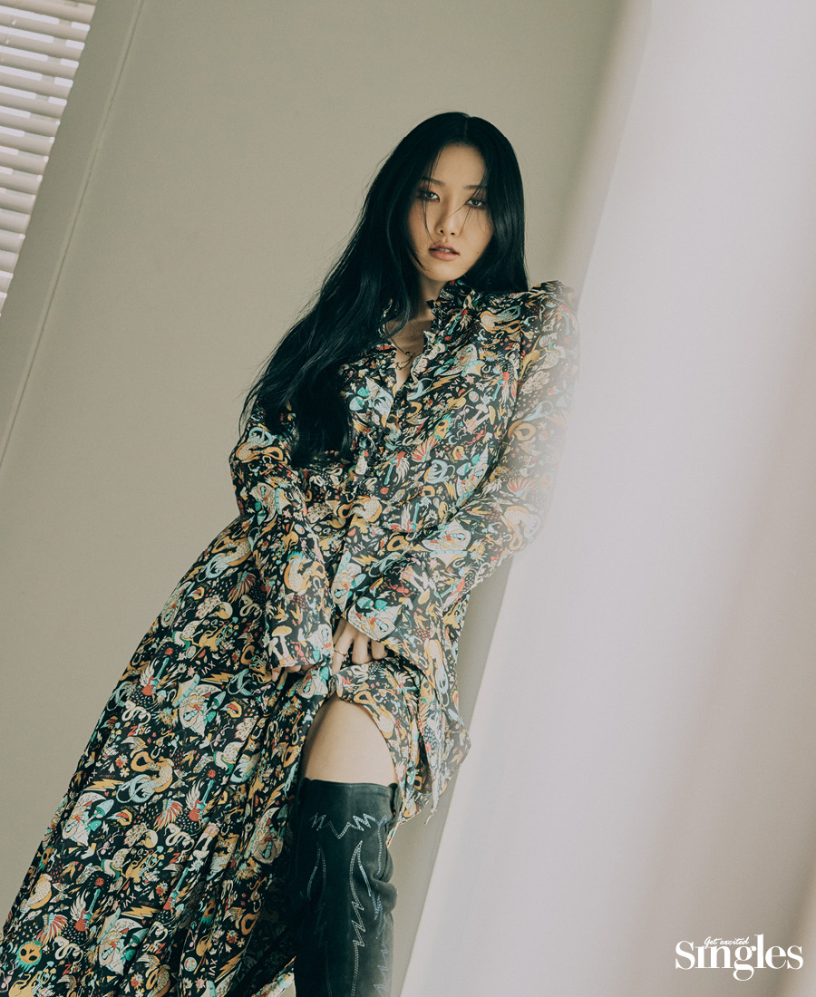 화사와 쟈디액볼테르의 싱글즈 화보, 화사, 마마무, 쟈딕앤볼테르, 화사 원피스. 화사 구두