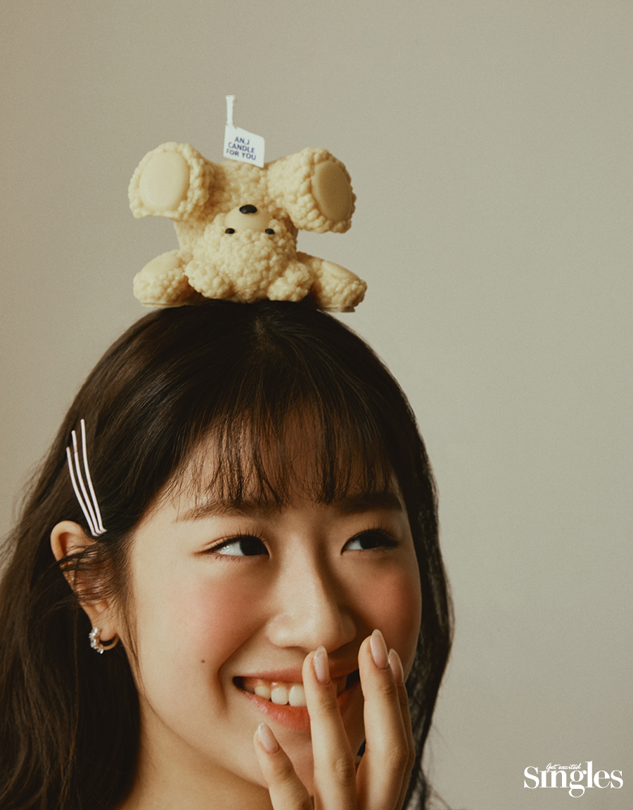 이해인이 모스키노의 반팔 재킷, 제이에스티나의 이어링과 네크리스를 착용하고 촬영한 싱글즈 화보