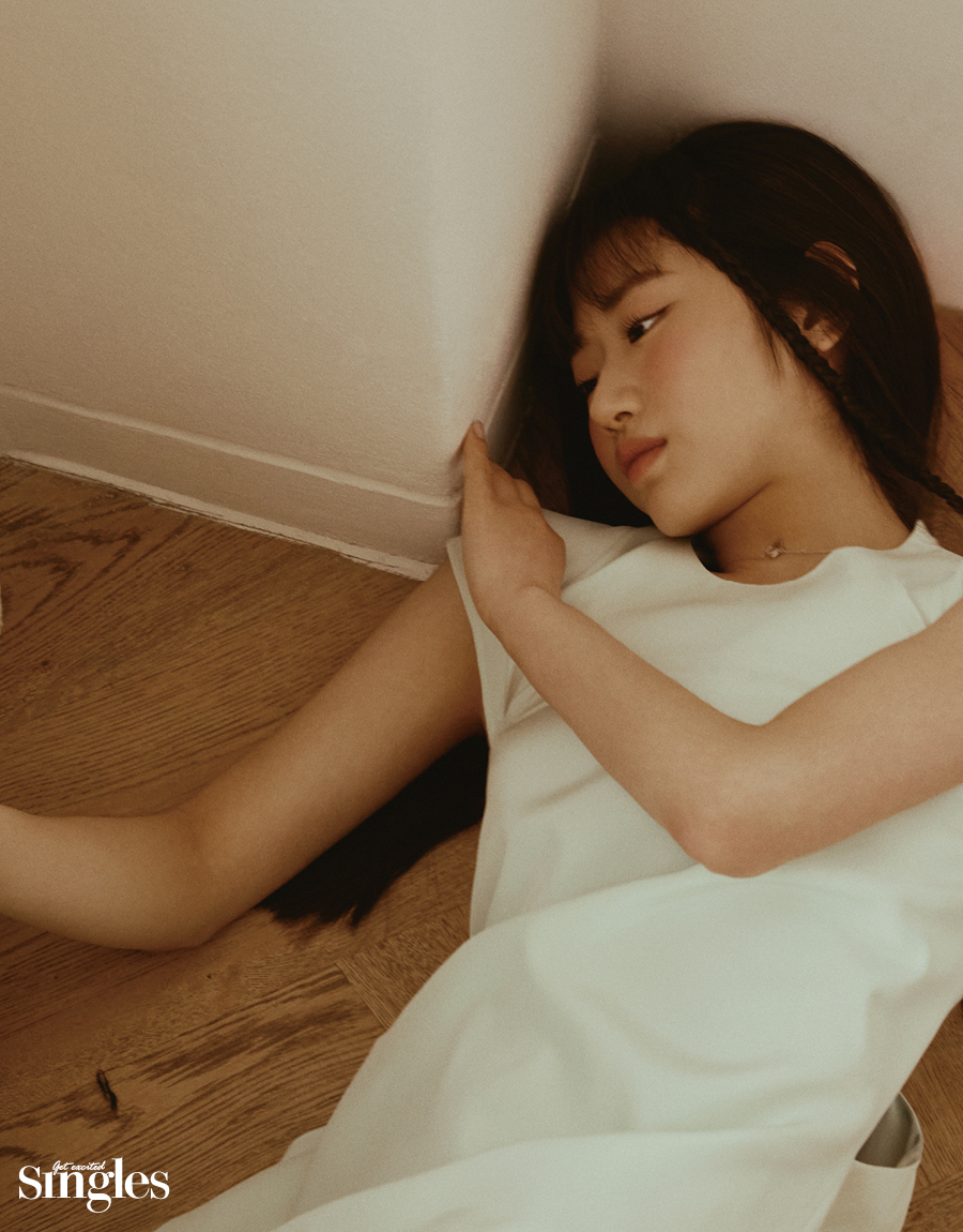 이해인이 한킴의 민트 드레스, 제이에스티나의 네크리스를 착용하고 촬영한 싱글즈 화보