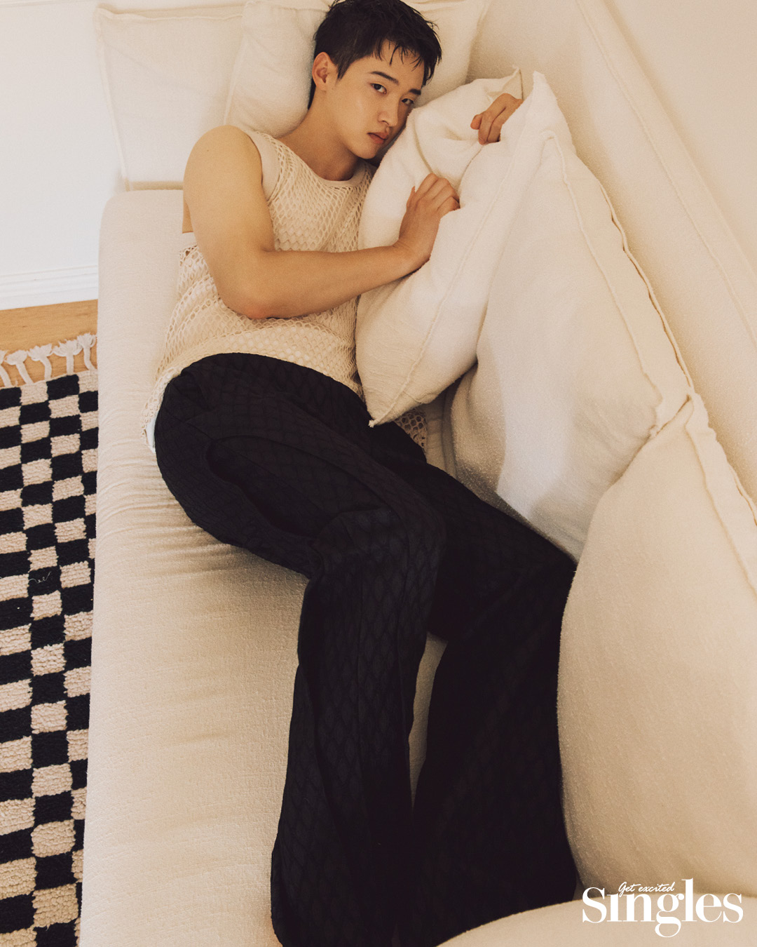 장동윤이 앤더슨 벨의 블랙 팬츠를 착용하고 촬영한 싱글즈 화보