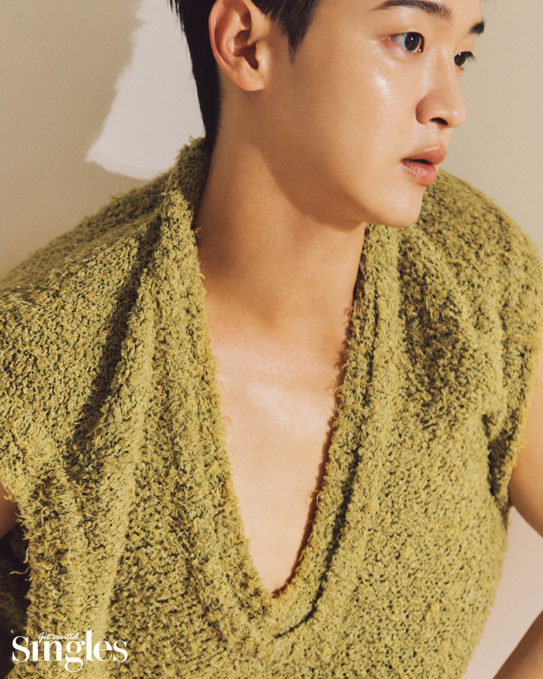 장동윤이 부클 니트를 착용하고 촬영한 싱글즈 화보