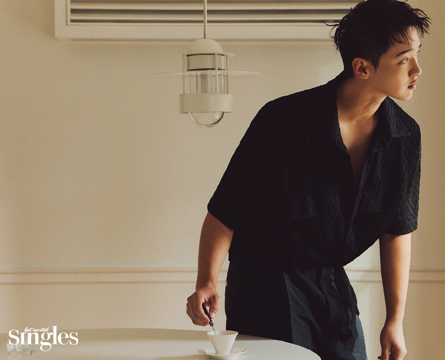 장동윤이 비바 스튜디오의 블랙 셔츠, 르메르의 와이드 블랙 팬츠를 착용하고 촬영한 싱글즈 화보