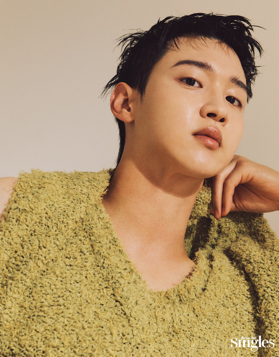 장동윤이 부클 니트를 착용하고 촬영한 싱글즈 화보