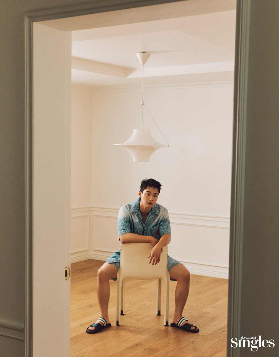 장동윤이 베르사체의 데님 세트업, 8 by 육스의 슬라이드를 착용하고 촬영한 싱글즈 화보