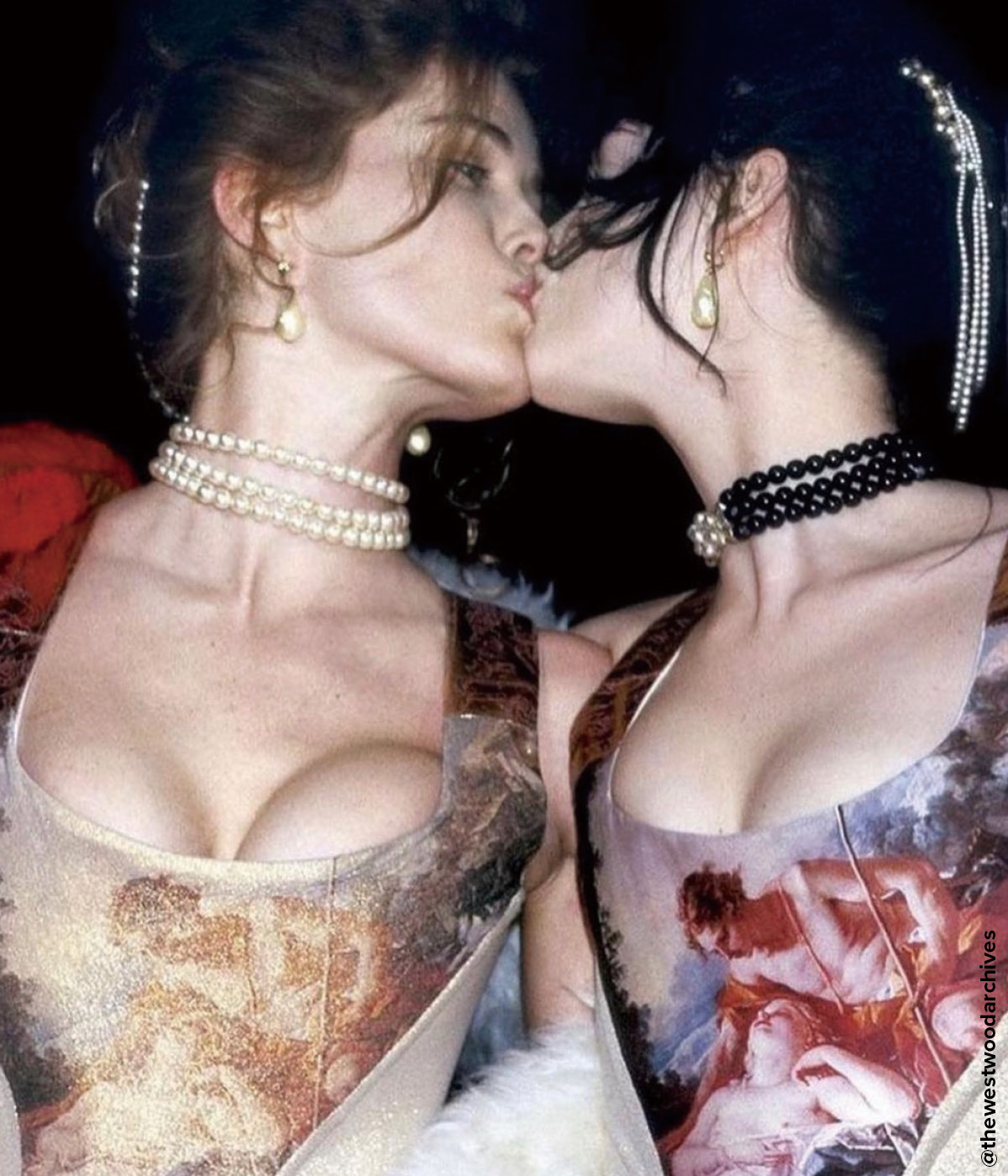 비비안웨스트 우드의 부셰 코르셋을 착용한 모습