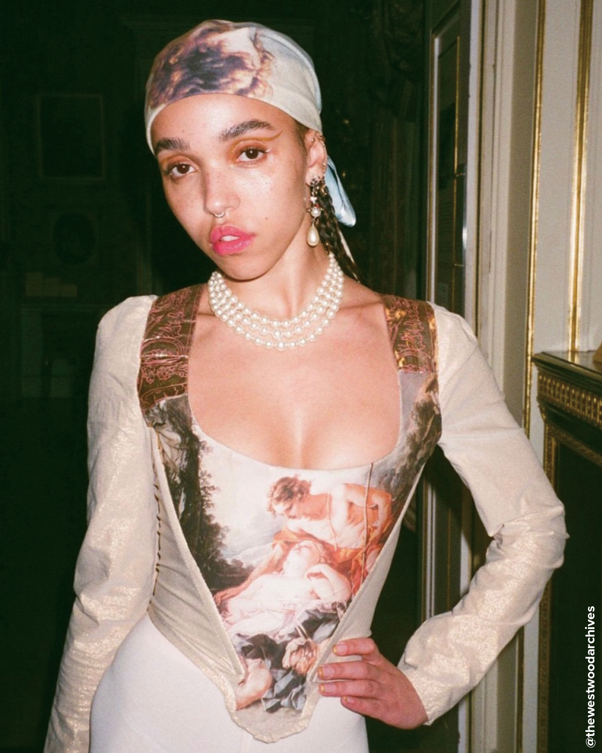 비비안 웨스트우드의 빈티지 피스를 즐겨 입는 뮤지션 FKA 트위그스의 모습