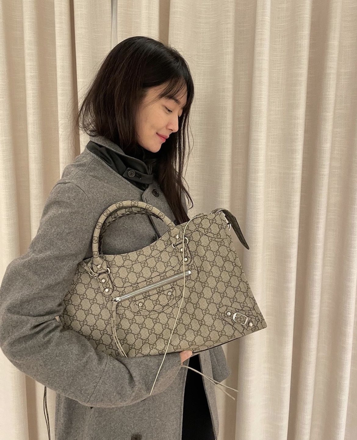 넥 카라에 레더 포인트가 있는 그레이 더플코트를 입을 때는 구찌 X 발렌시아가 백을 매치해 캐주얼한 룩 