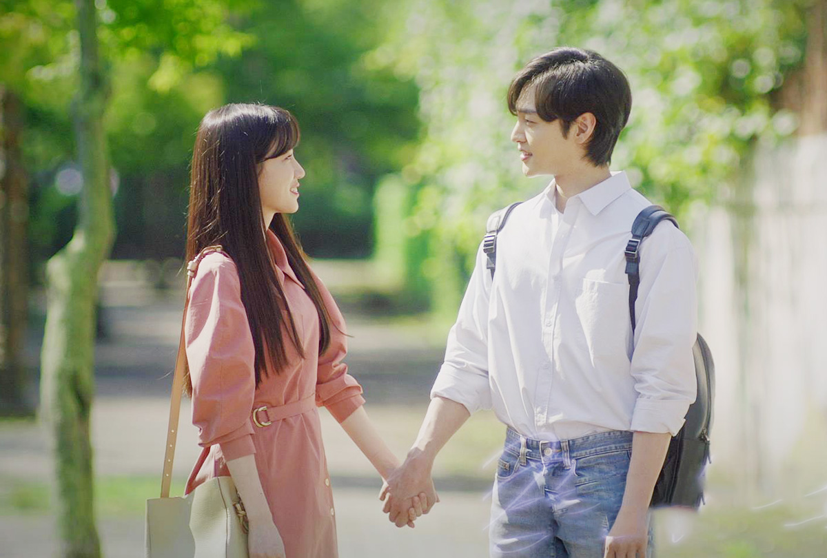 손을 잡고 바라보고 있는 남녀의 사진