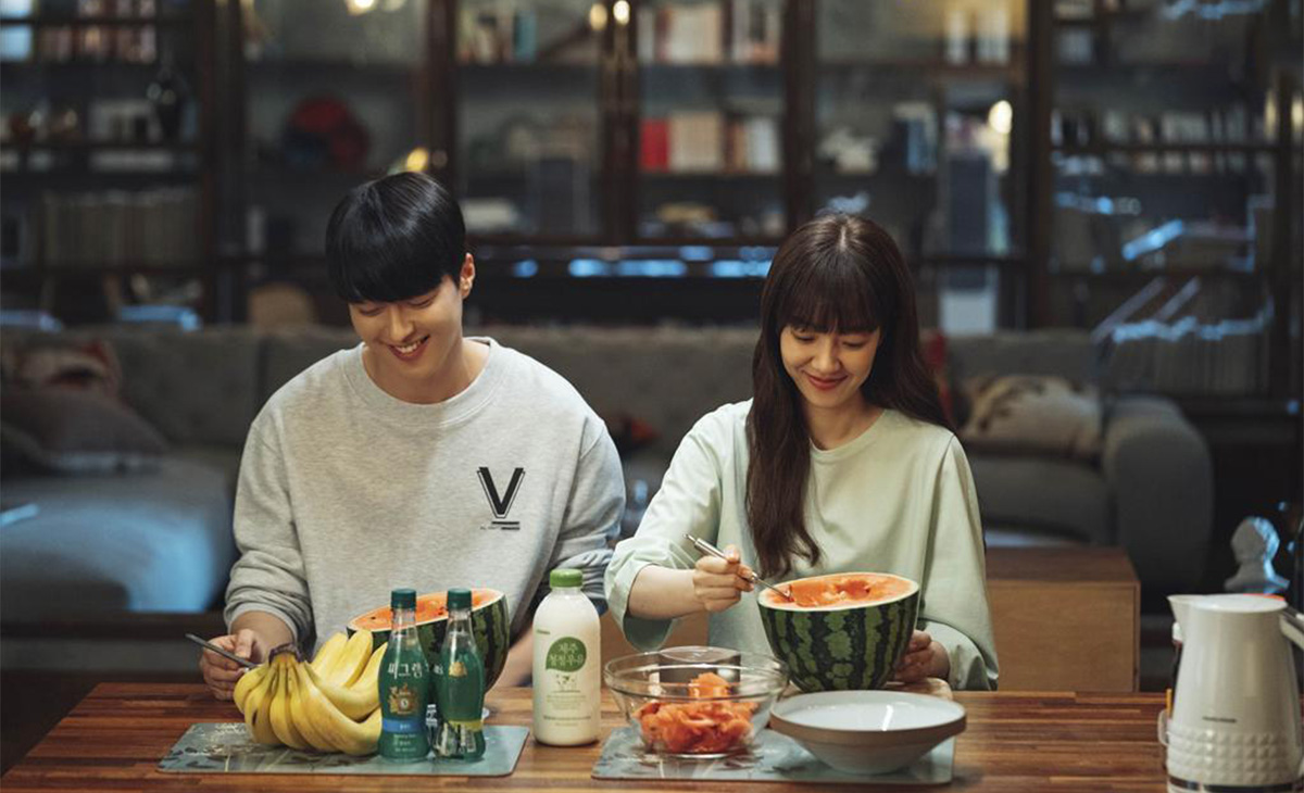 남녀가 데이트를 즐기는 사진