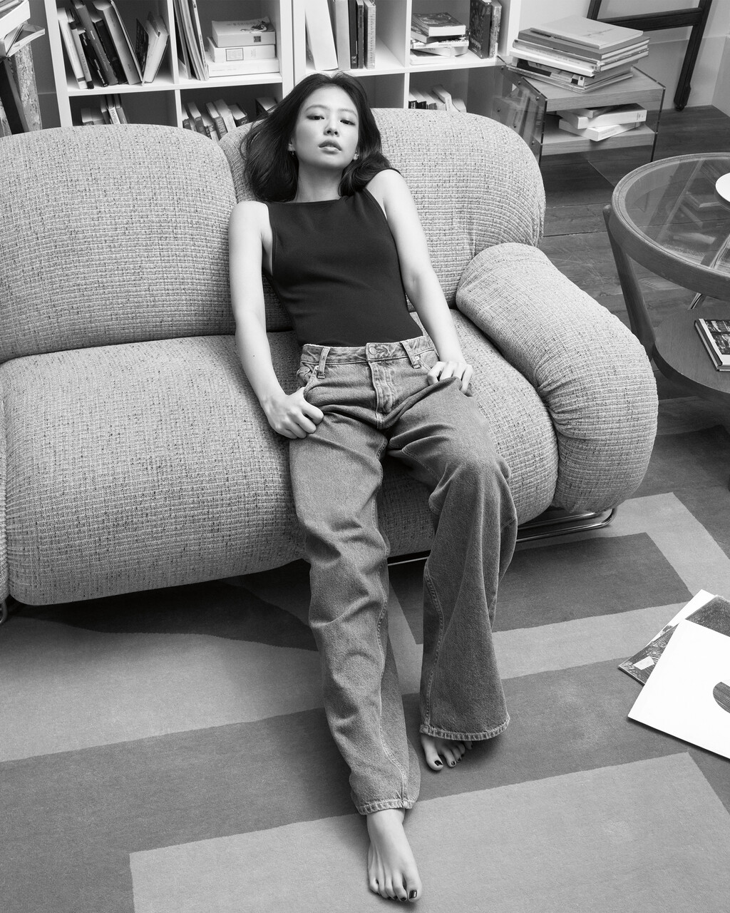 캘빈클라인이 글로벌 앰버서더 제니와 함께한 2024년 봄 언더웨어 & 진 화보를 공개했다.