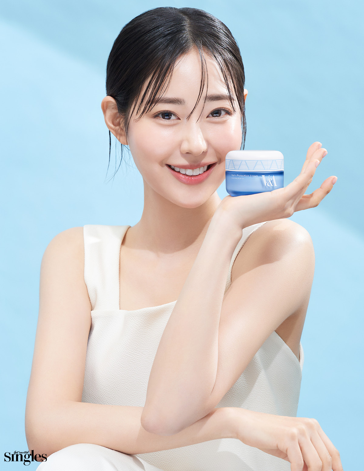 티빙 오리지널 피라미드 게임의 신슬기와 V&A가 함께한 싱글즈 화보, 신슬기, 광채피부, V&A, 싱글즈, 신슬기 드레스, 광채뷰티, 