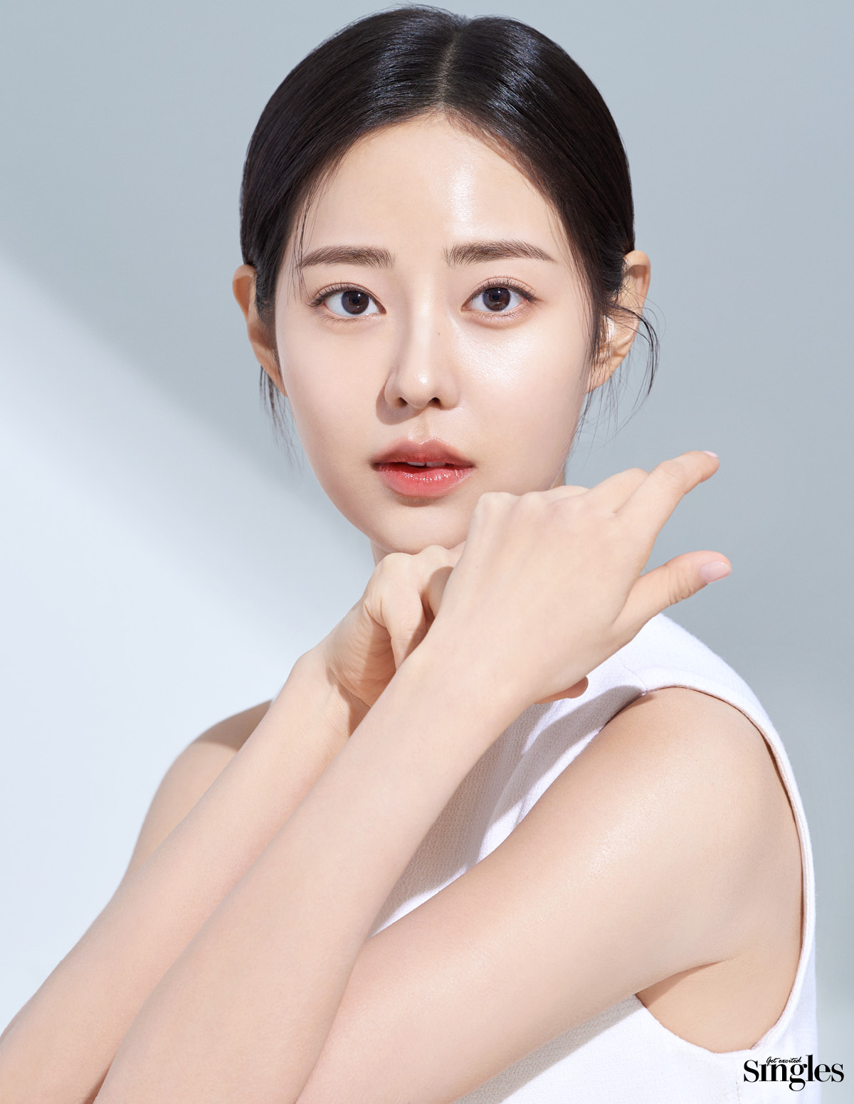 티빙 오리지널 피라미드 게임의 신슬기와 V&A가 함께한 싱글즈 화보, 신슬기, 광채피부, V&A, 싱글즈, 신슬기 드레스, 광채뷰티, 피라미드게임, 솔로지옥2