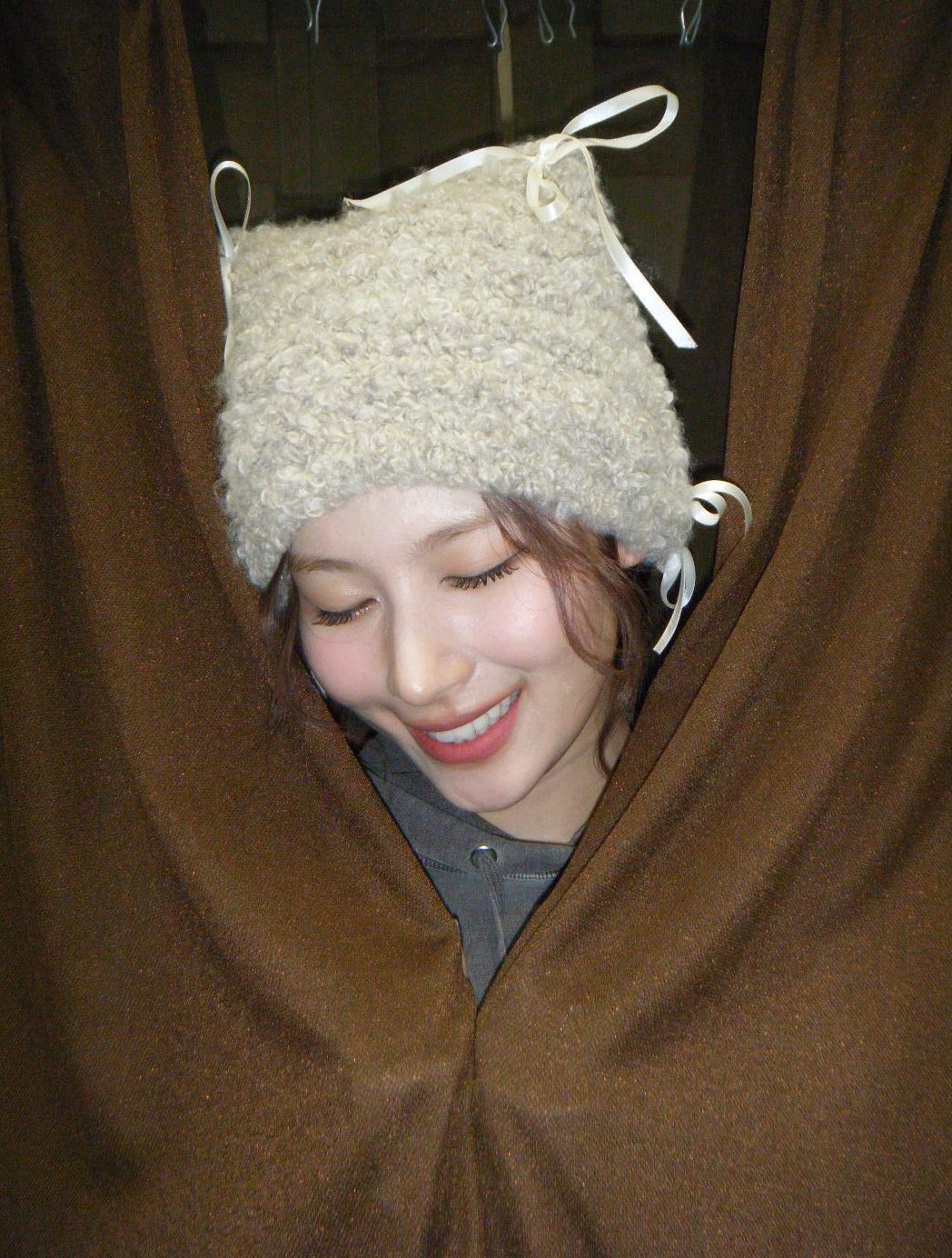 사쿠라가 만든 모자를 착용한 트와이스 사나