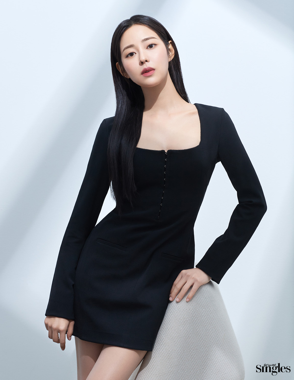 티빙 오리지널 피라미드 게임의 신슬기와 V&A가 함께한 싱글즈 화보, 신슬기, 광채피부, V&A, 싱글즈, 신슬기 드레스, 광채뷰티,  피라미드 게임, 솔로지옥2