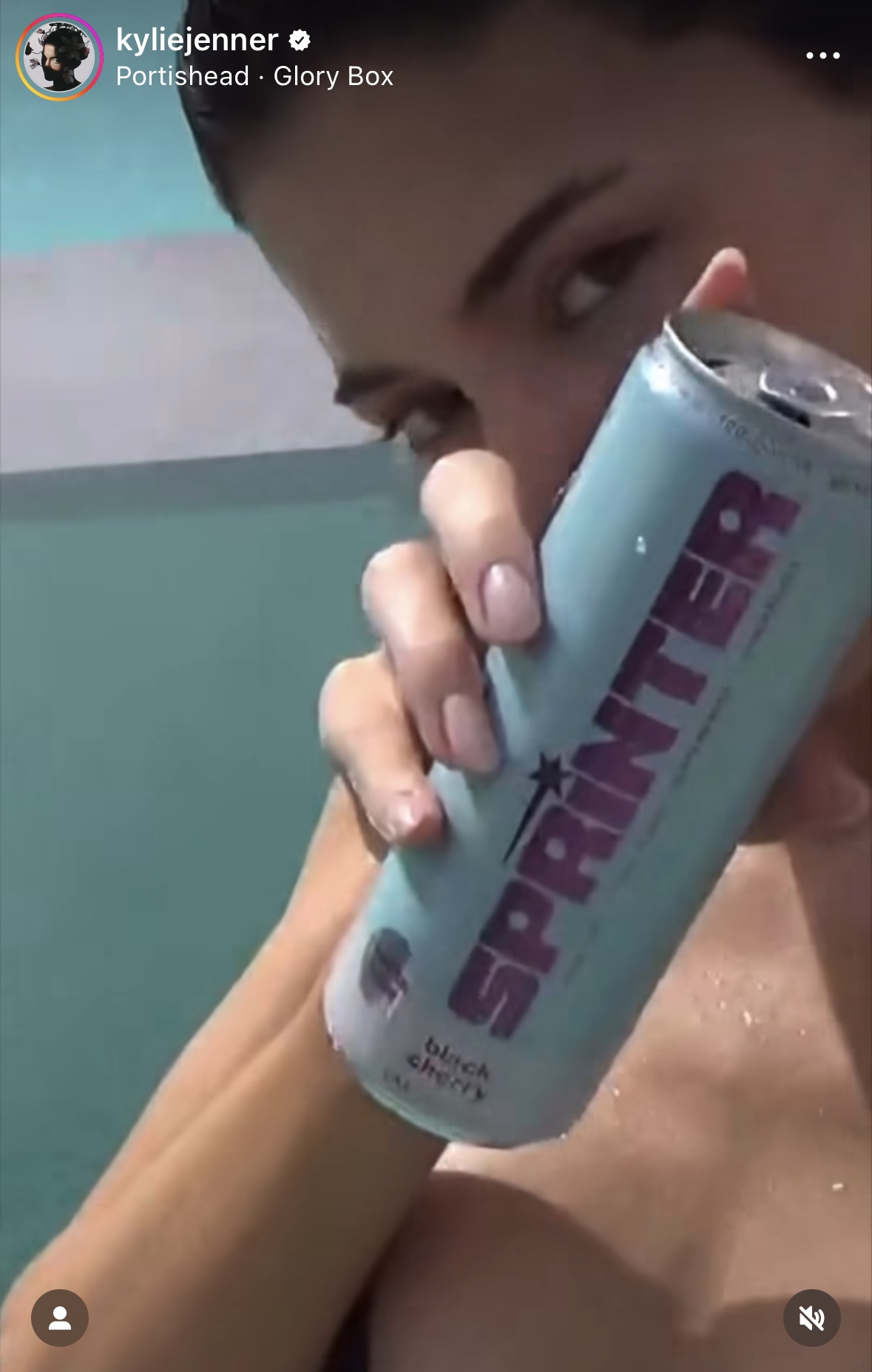 미국 론칭을 앞둔 프리미엄 보드카 ‘스프린터(Sprinter)’와 함께 찍은 카일리 제너의 인스타그램 스토리