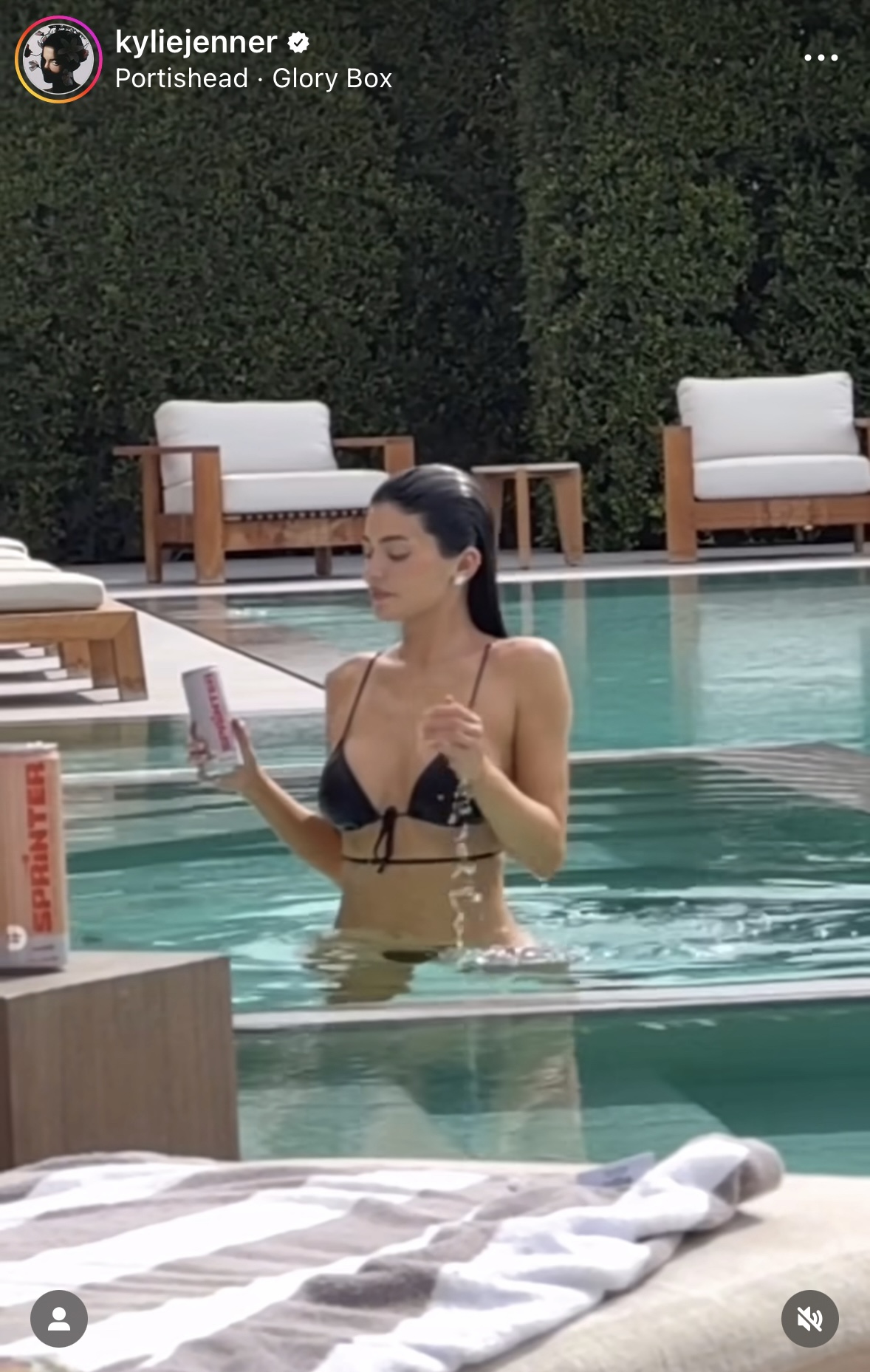 미국 론칭을 앞둔 프리미엄 보드카 ‘스프린터(Sprinter)’와 함께 찍은 카일리 제너의 인스타그램 스토리