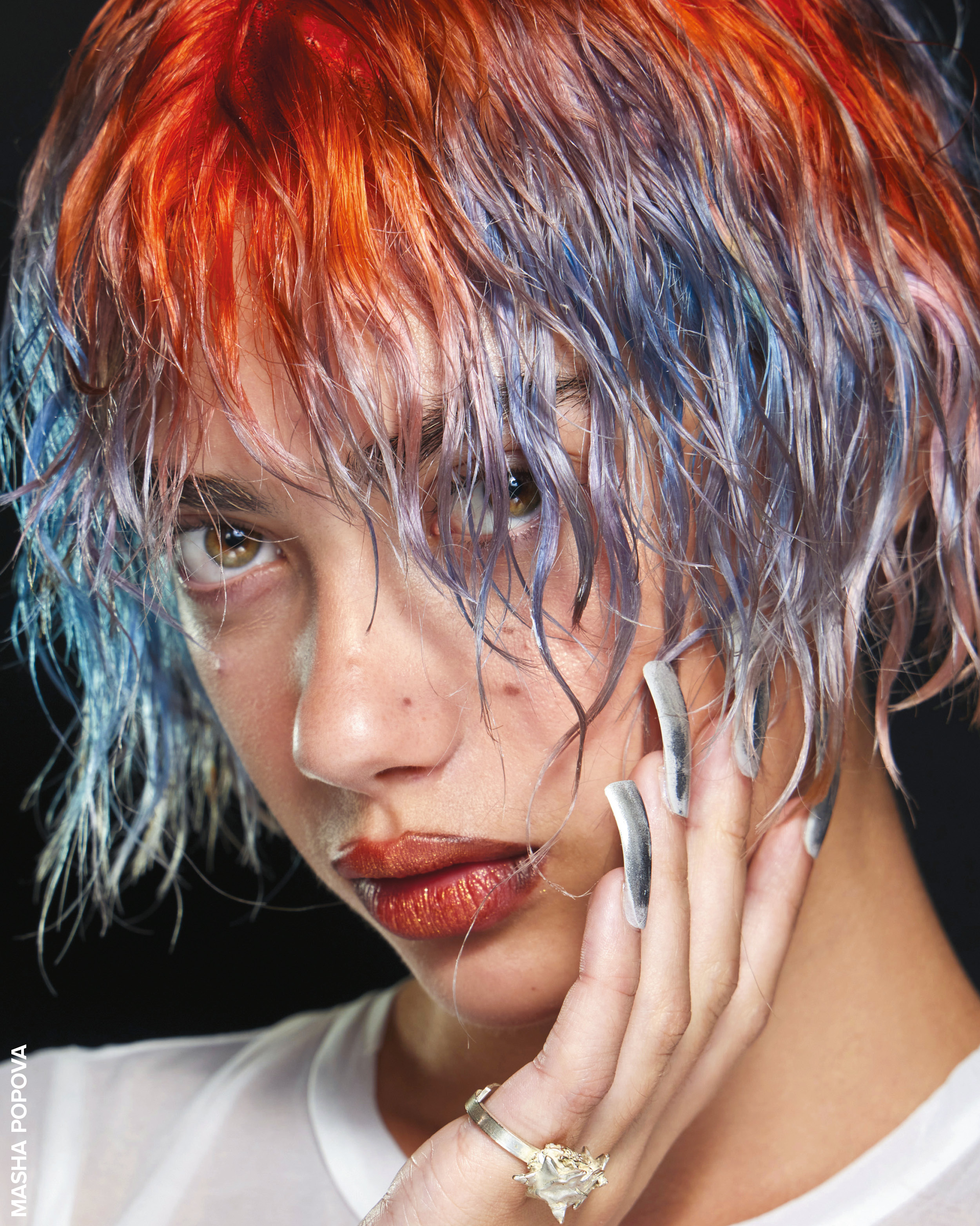 런웨이 속 크롬 네일을 한 모델