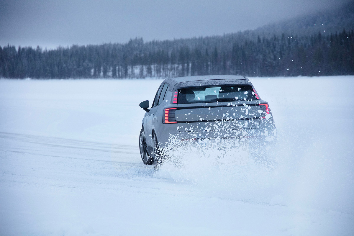스웨덴 눈길을 달리는 볼보 EX30
