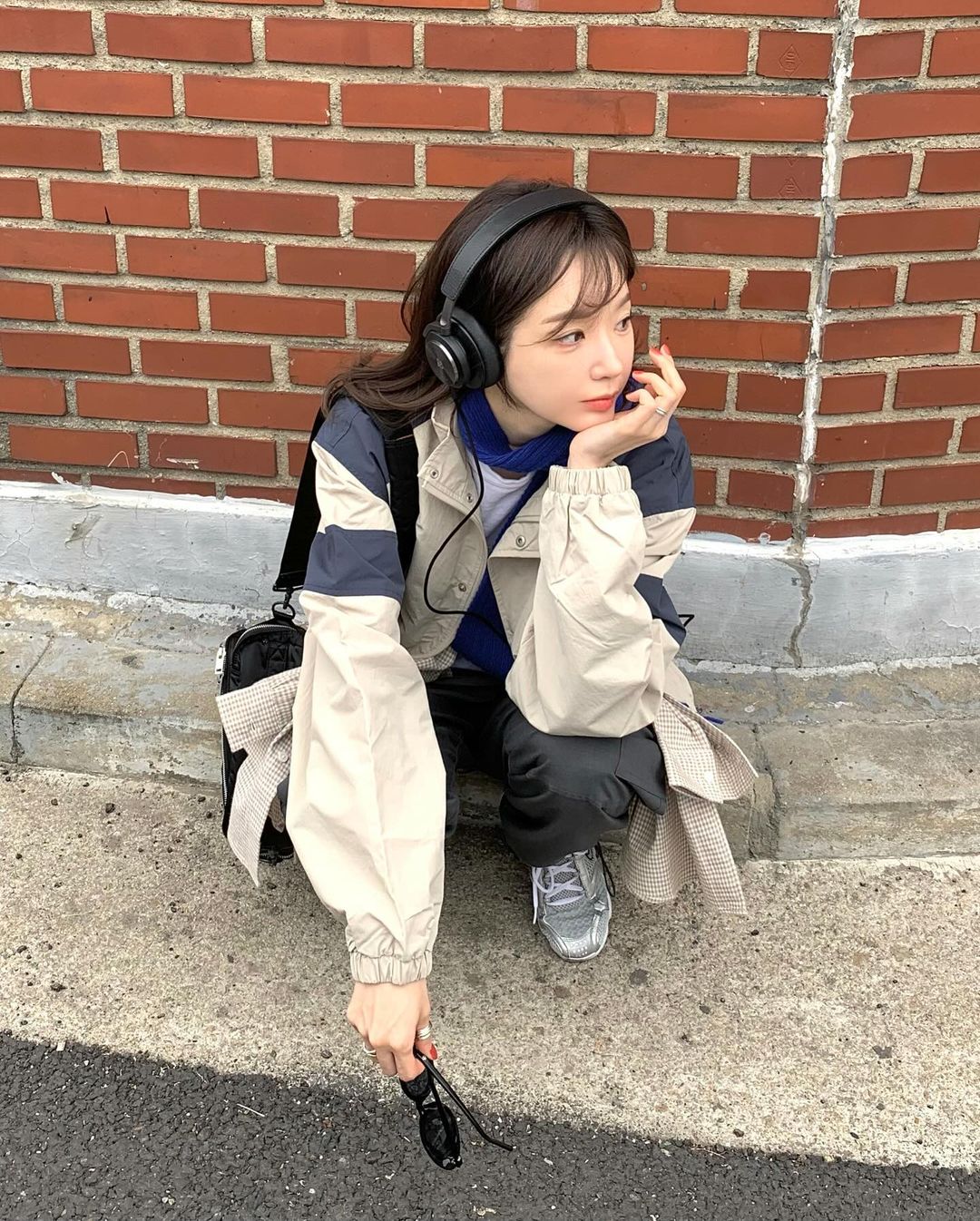 나이키 V2K 런 실버를 신은 강민경