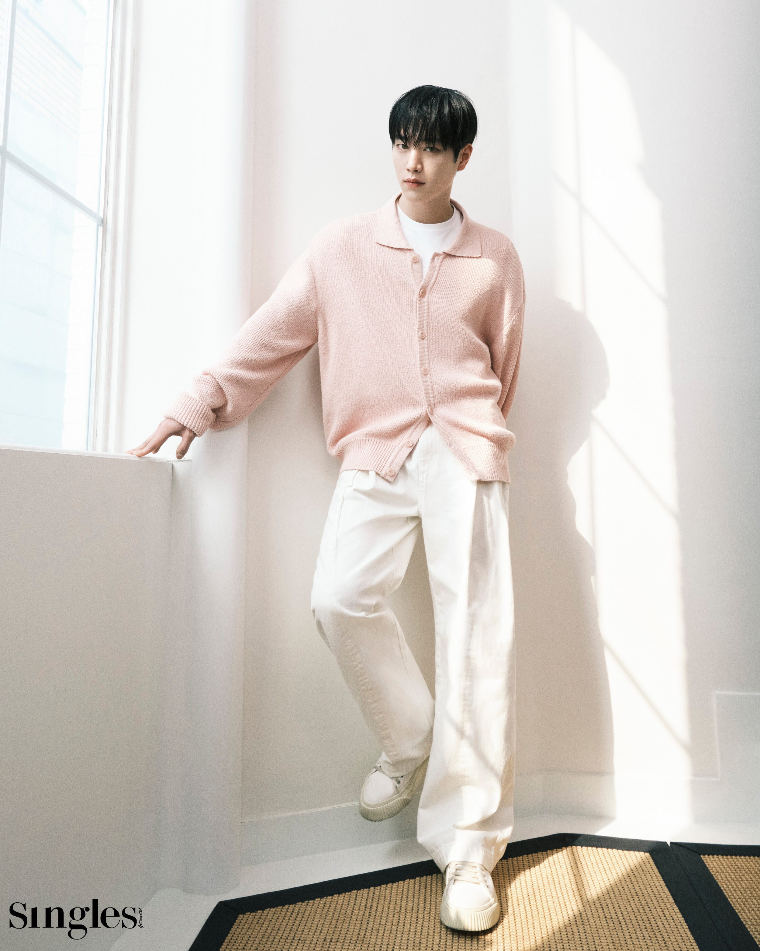 서강준의 싱글즈 뷰티 화보, 서강준 가디건, 서강준 티셔츠. 서강준 뷰티화보, 서강준 던스트 가디건, 서강준 코스 티셔츠, 코스, 서강