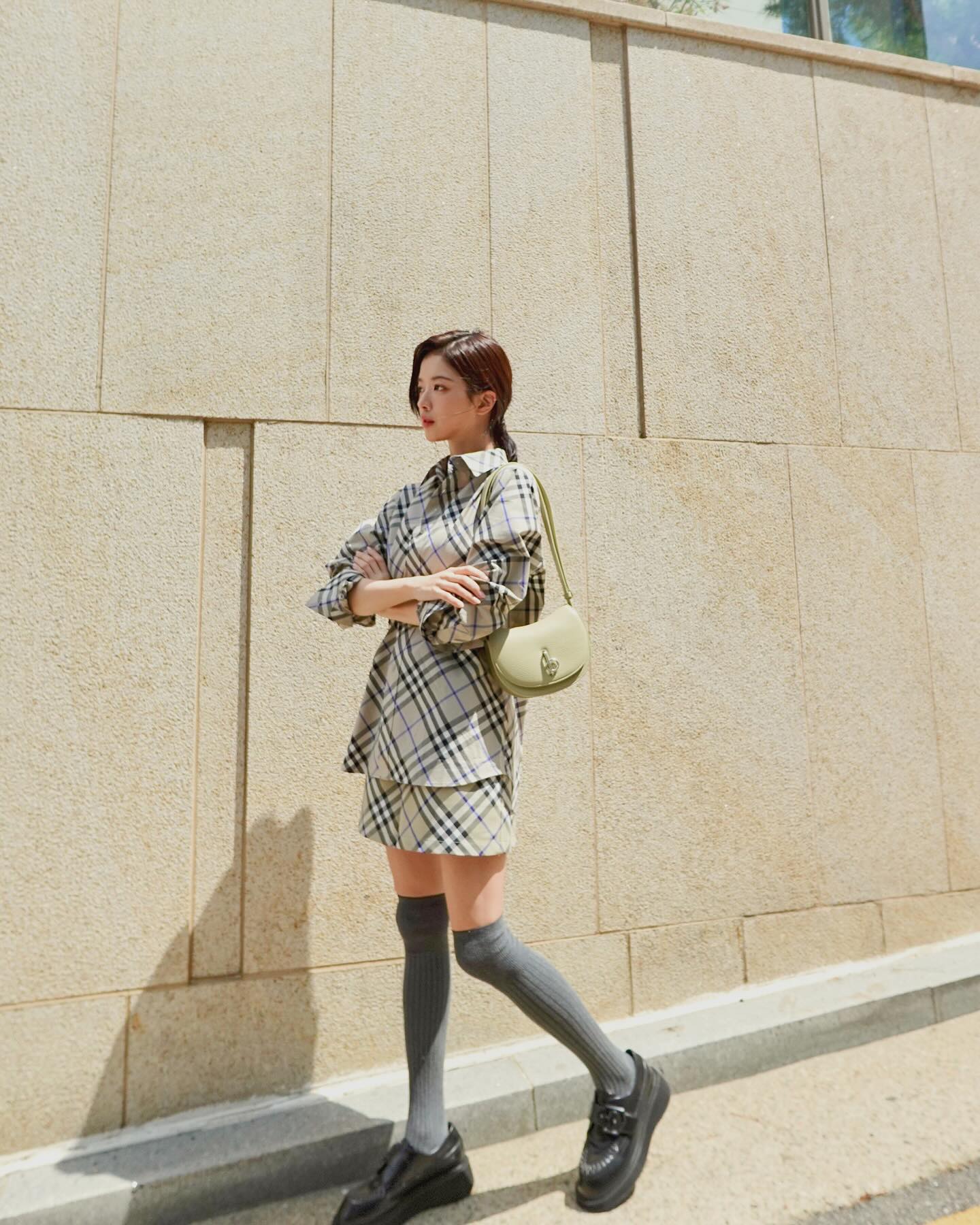 버버리 클래식 컬렉션을 착용한 노정의