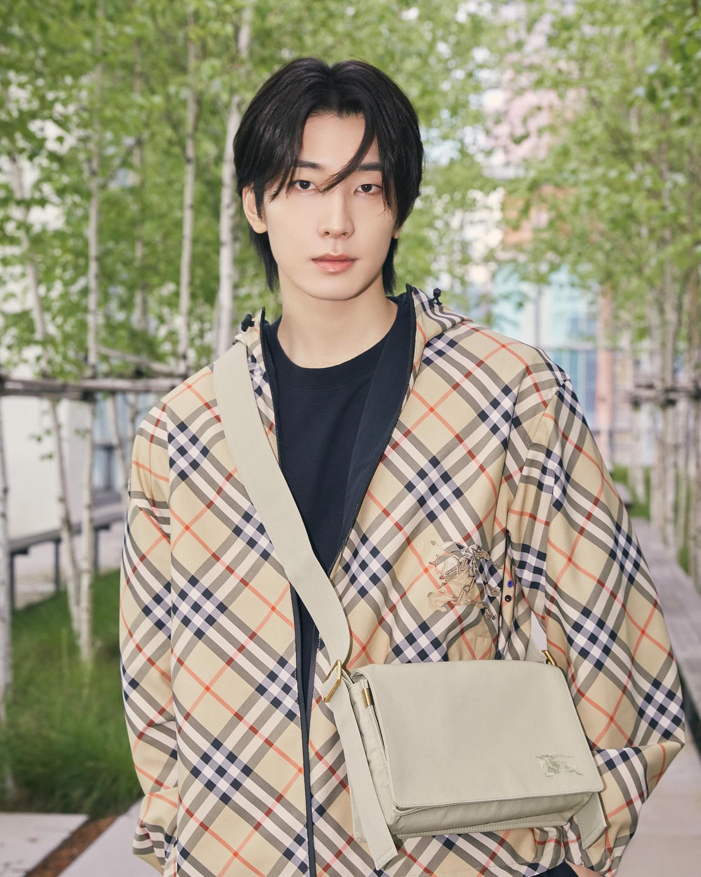 버버리 클래식 컬렉션을 착용한 세븐틴 원우