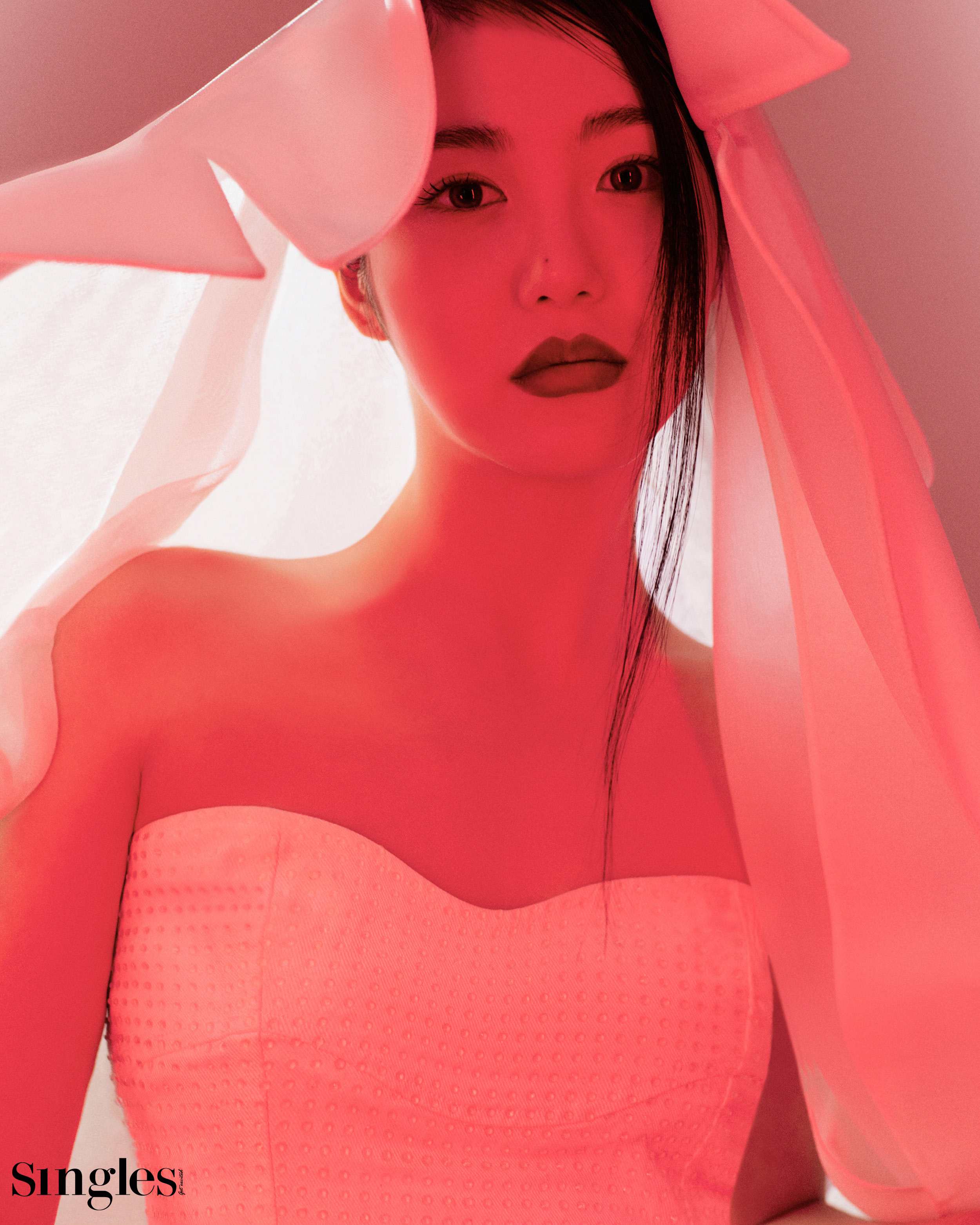 신예은 싱글즈 화보, 신예은, 신예은 화보, 신예은 화장, 신예은 립, 신예은 스모키, 신예은 트렌치 , 신예은 톱