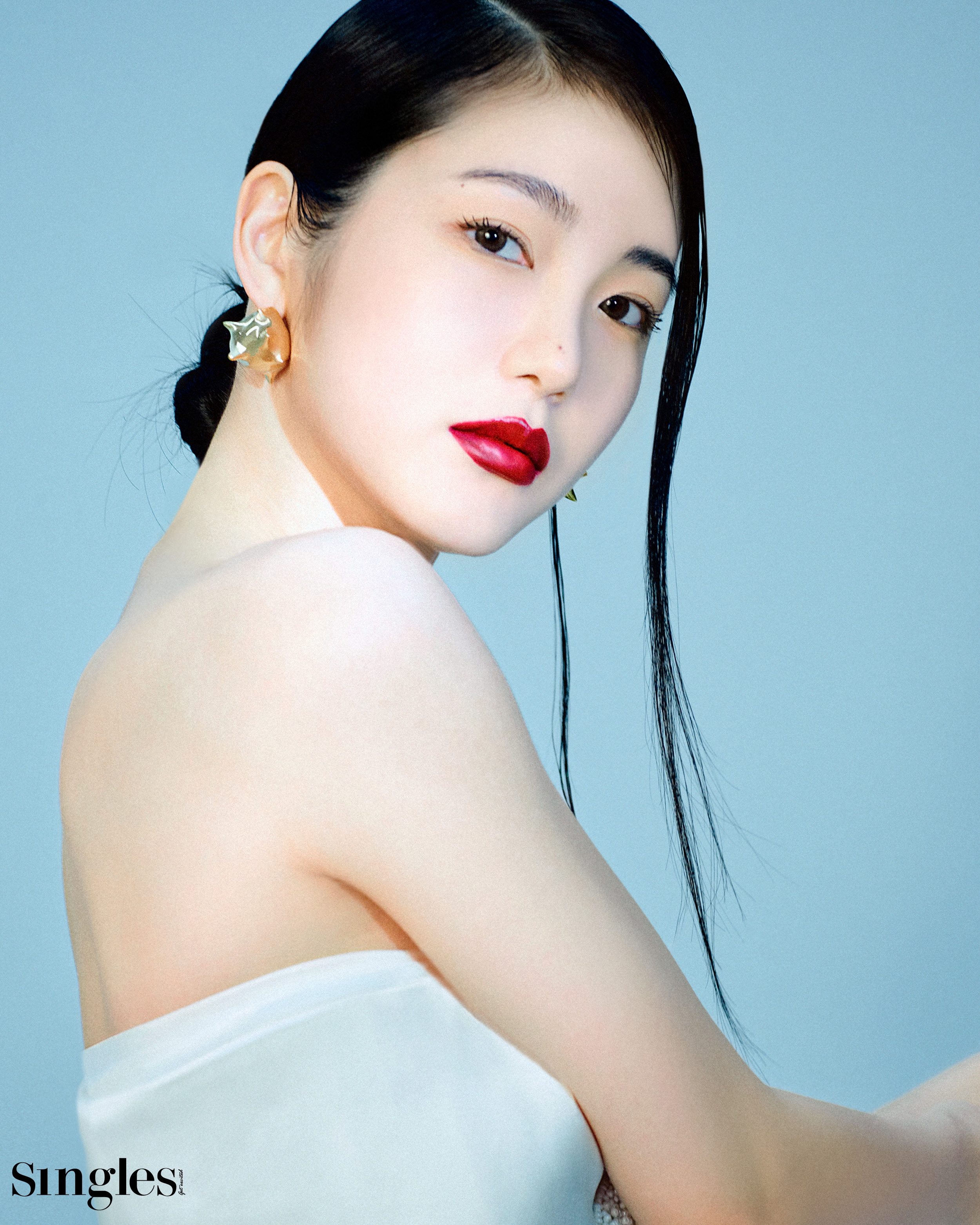 신예은 싱글즈 화보, 신예은, 신예은 화보, 신예은 화장, 신예은 립, 신예은 스모키, 신예은 튜브탑, 신예은 이이링, 신예은 드레스