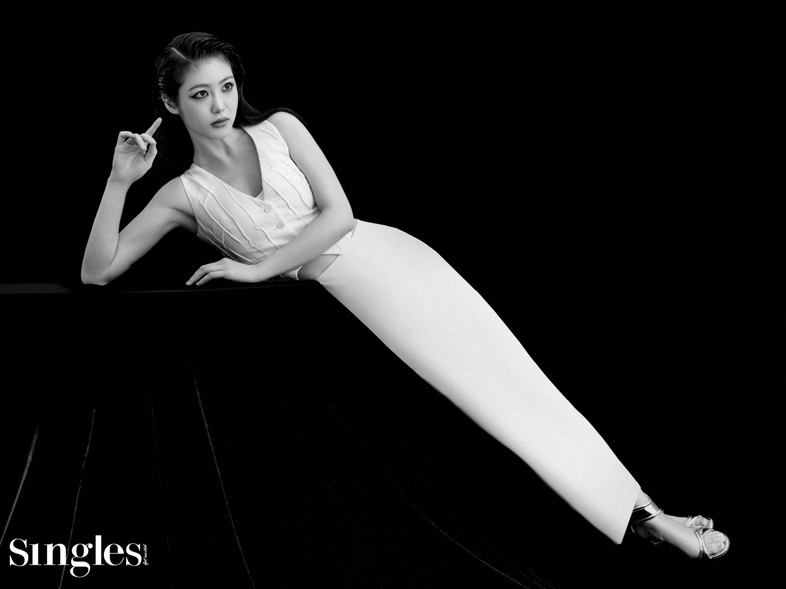 신예은 싱글즈 화보, 신예은, 신예은 화보, 신예은 화장, 신예은 립, 신예은 스모키, 신예은 가브리엘라