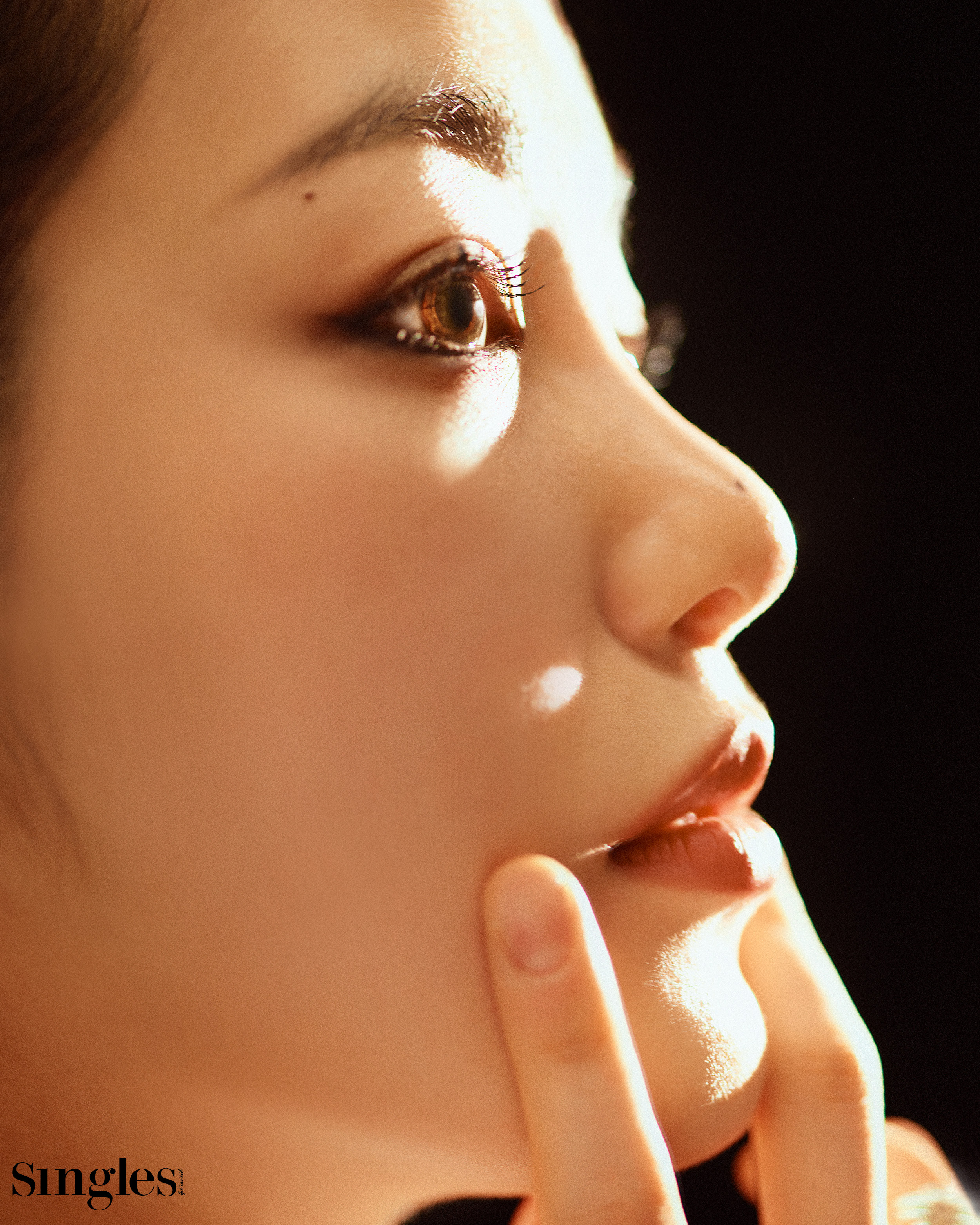 신예은 싱글즈 화보, 신예은, 신예은 화보, 신예은 화장, 신예은 립, 신예은 스모키,