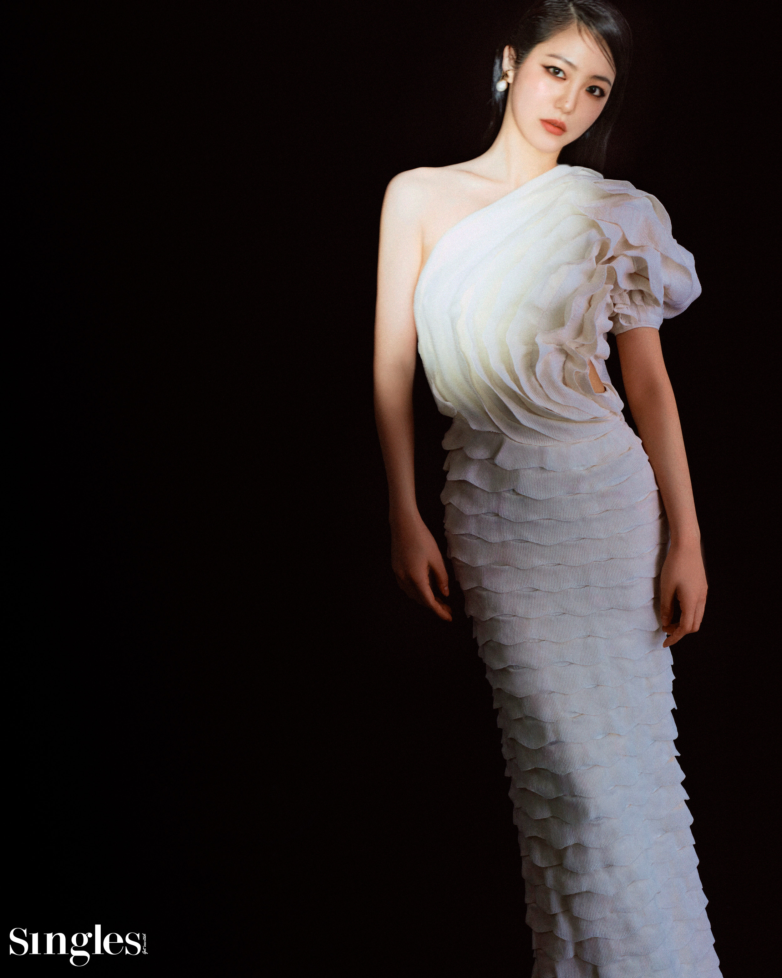 신예은 싱글즈 화보, 신예은, 신예은 화보, 신예은 화장, 신예은 립, 신예은 스모키, 신예은 드레스, 신예은 끌로에 