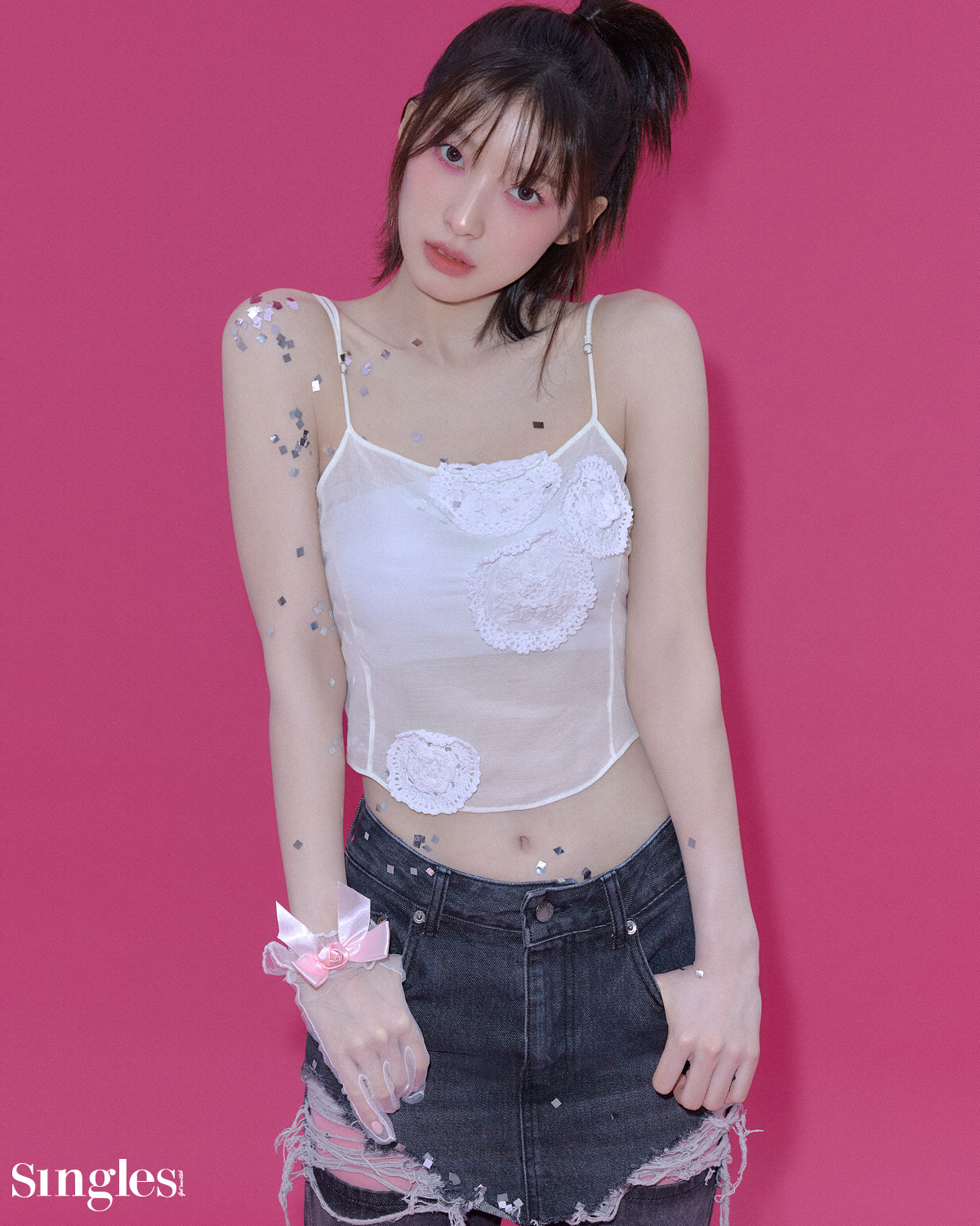 오마이걸 아린의 싱글즈 화보, 아린, 오마이걸 아린, 아린 싱글즈, 아린 싱글즈 화보, 아린 메이크업, 아린 립, 아린 핑크셰도, 아린 플라워 장갑, 아린 플라워 톱