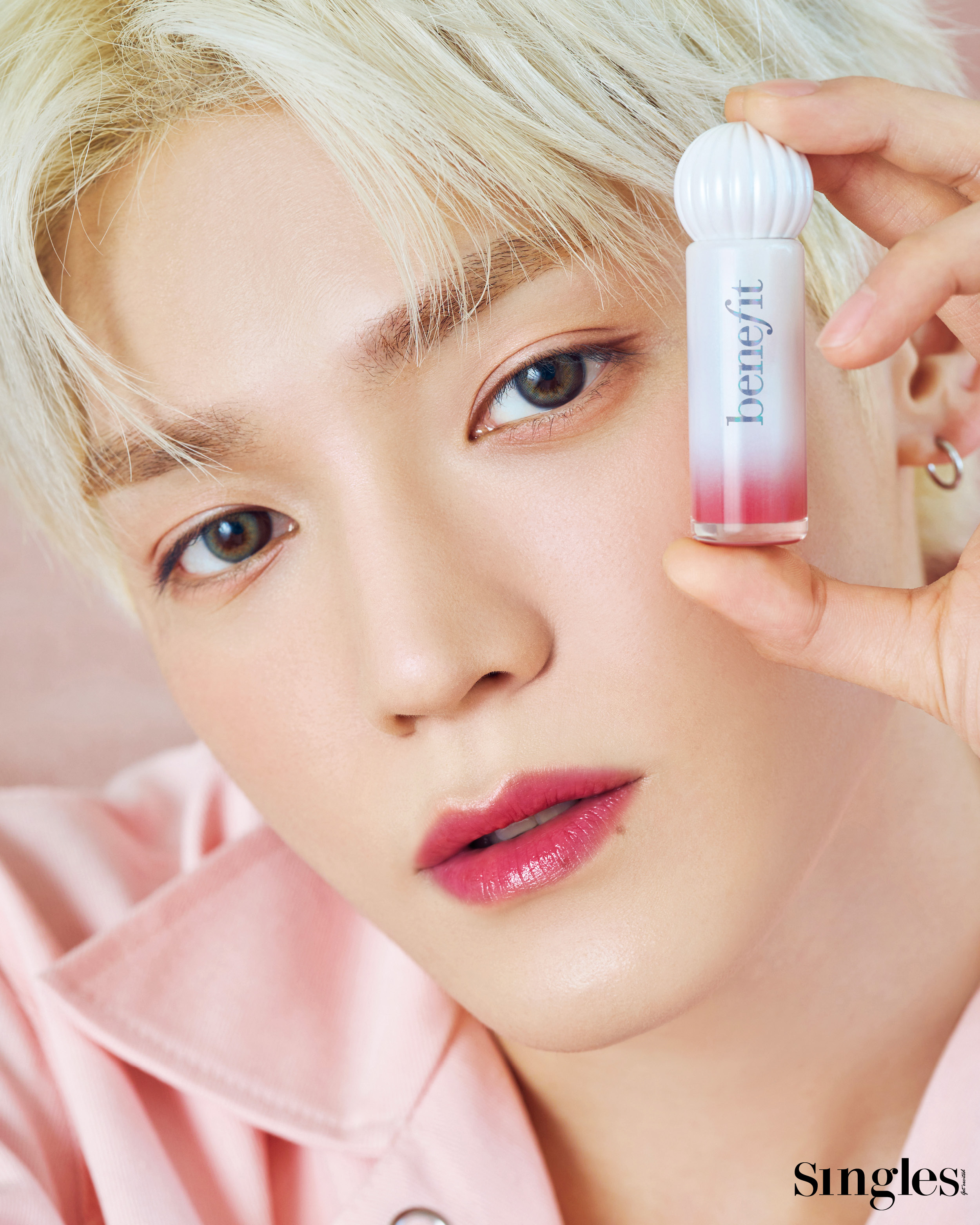 NCT 태용의 베네피트 싱글즈 화보, NCT 태용, 베네피트, 태용 베네피트, 태용, 베네피트, 태용 립, 스플래시 듀이 틴트, 태용 립 메이크업, 베네피트 히비스키스, 