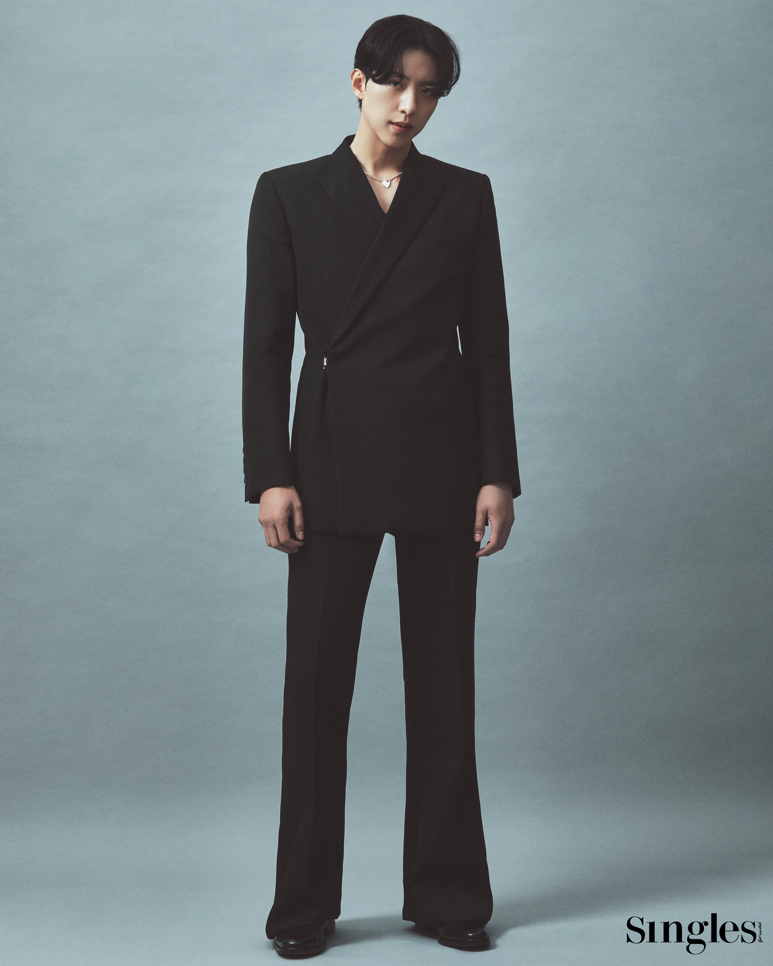 이정신 싱글즈 화보, 이정신 7인의 부활 인터뷰, 이정신 블레이저, 이정신 티쳐츠, 이정신 벨트, 이정신 돌체엔 가바나, 이정신 구찌, 이정신 생로랑