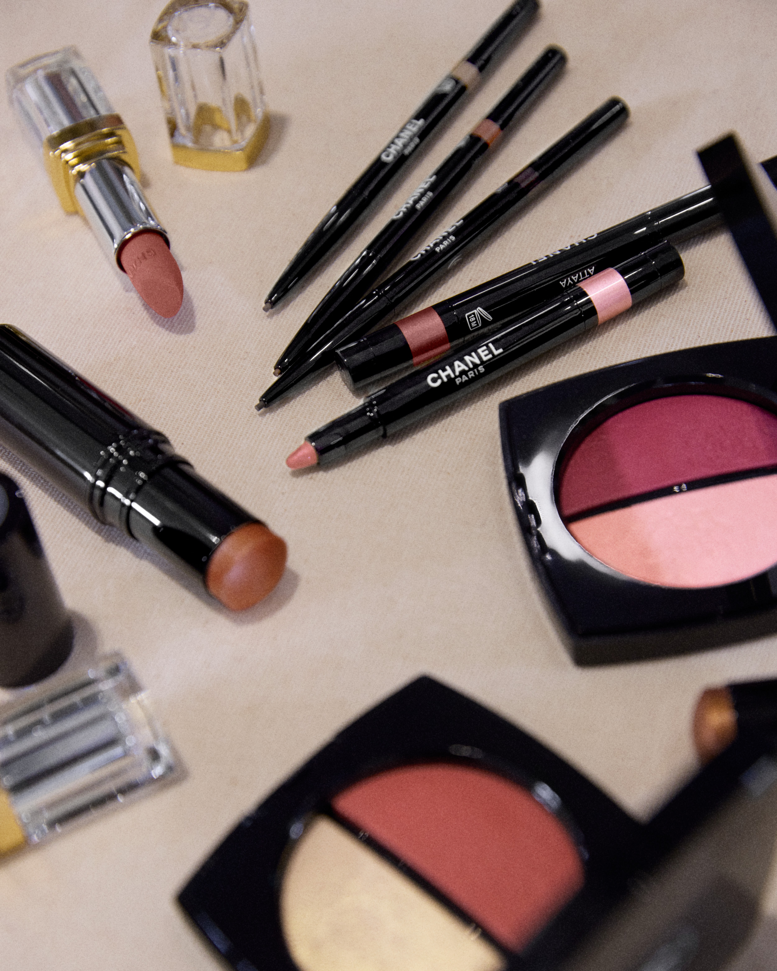 샤넬의 24/25 가을-겨울 오뜨 꾸뛰르 컬렉션 쇼의 메이크업 제품