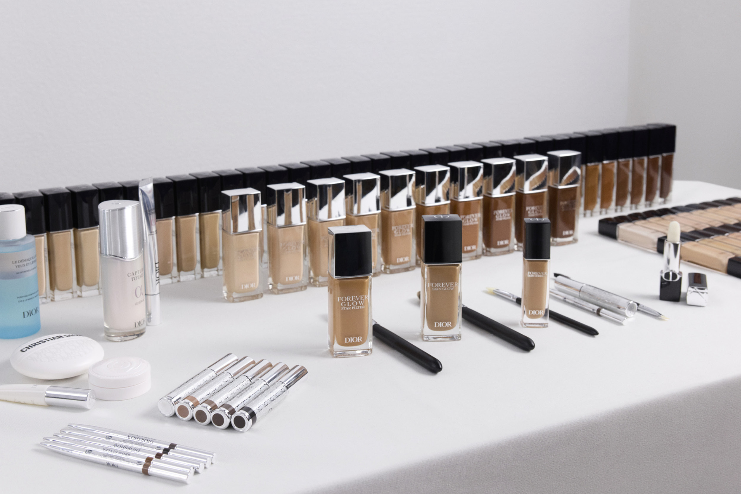 디올의 2025 여름 남성 컬렉션 백스테이지 메이크업 제품