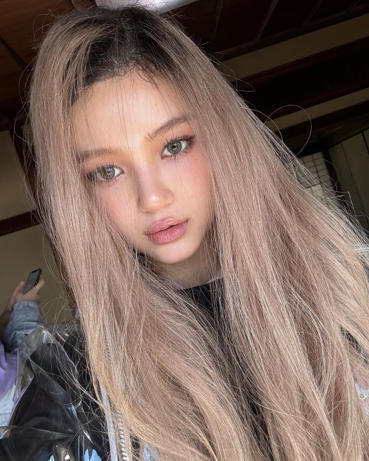 뉴진스 다니엘의 금발 스타일링 팁이 궁금해?