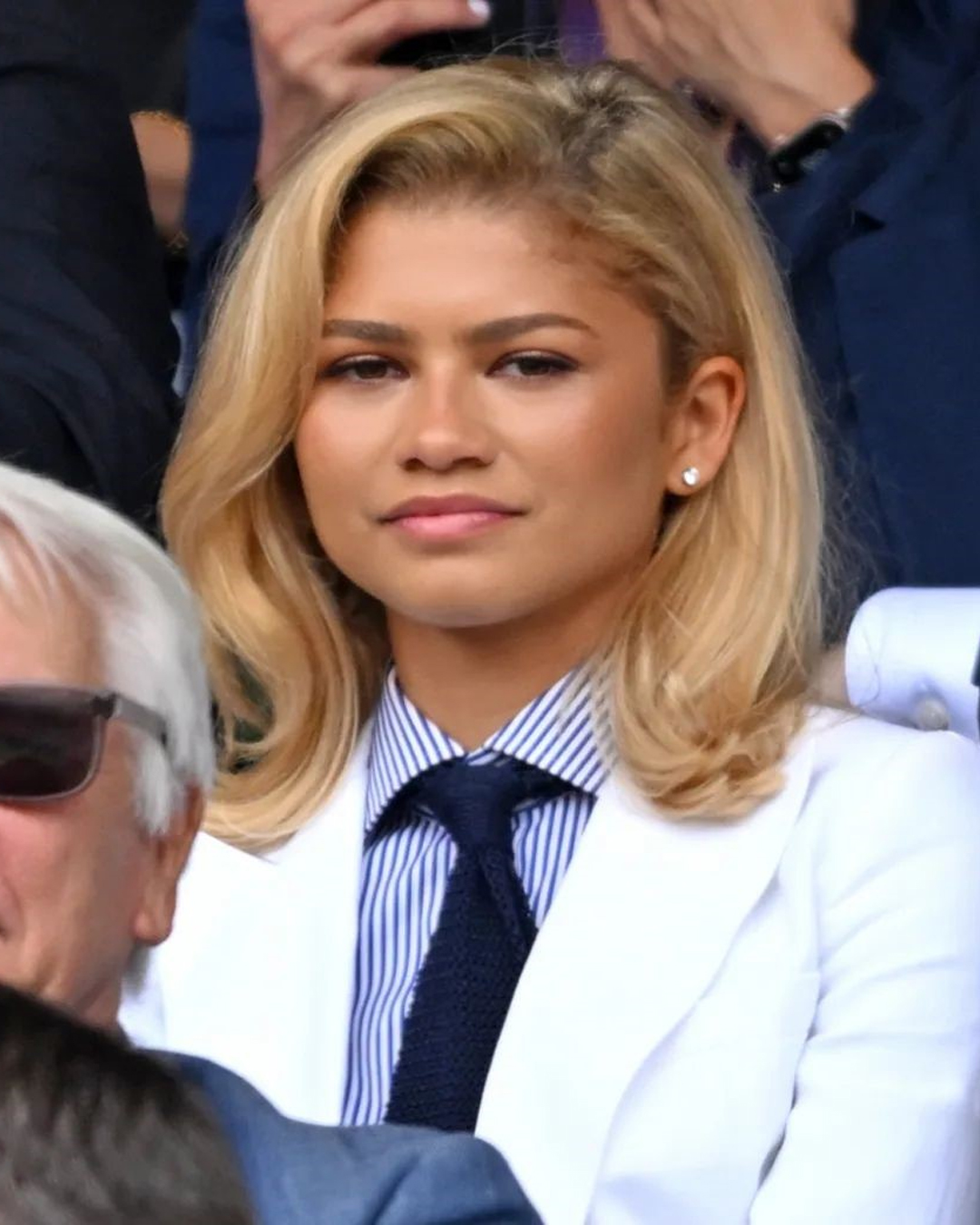 젠데이아의 블루 셔츠에 넥타이 포멀 룩 윔블던 패션