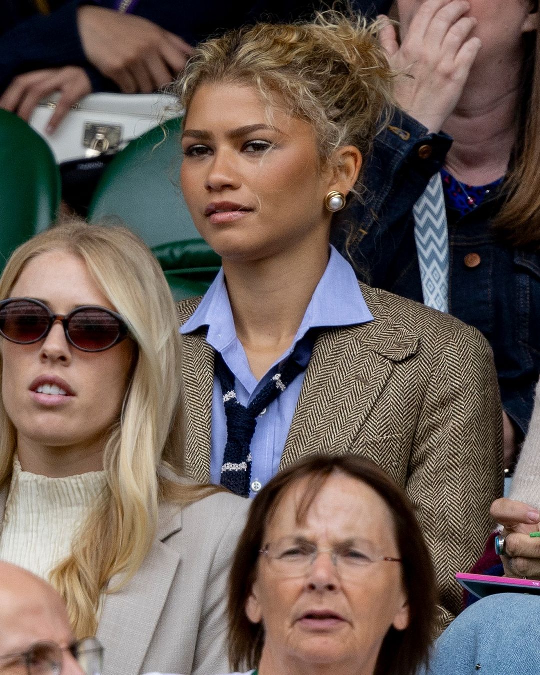 젠데이아의 블루 셔츠에 넥타이 포멀 룩 윔블던 패션