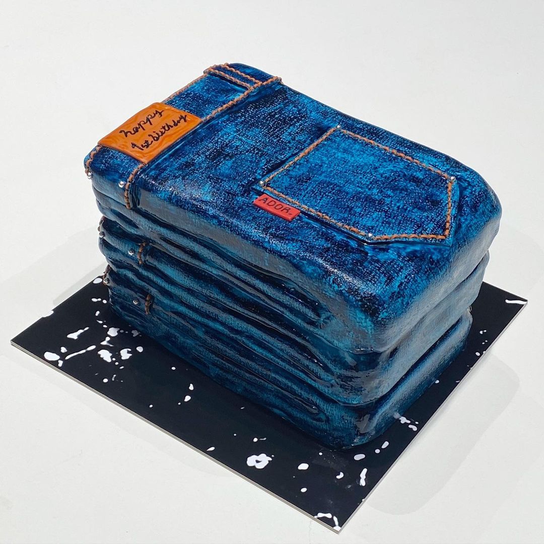 뉴진스 데뷔 1주년 NEW 'JEANS' 케이크