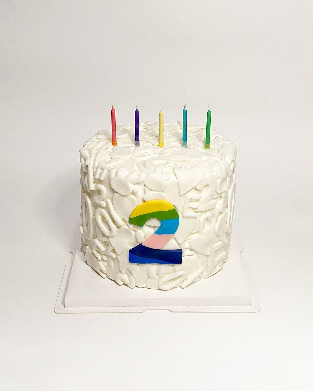 뉴진스 데뷔 2주년 축하 레터링 케이크