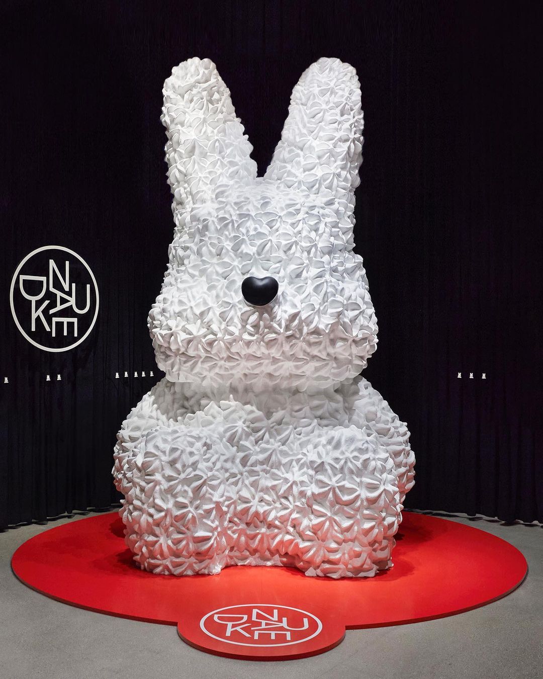 뉴진스와 누데이크 공식 콜라보레이션 케이크