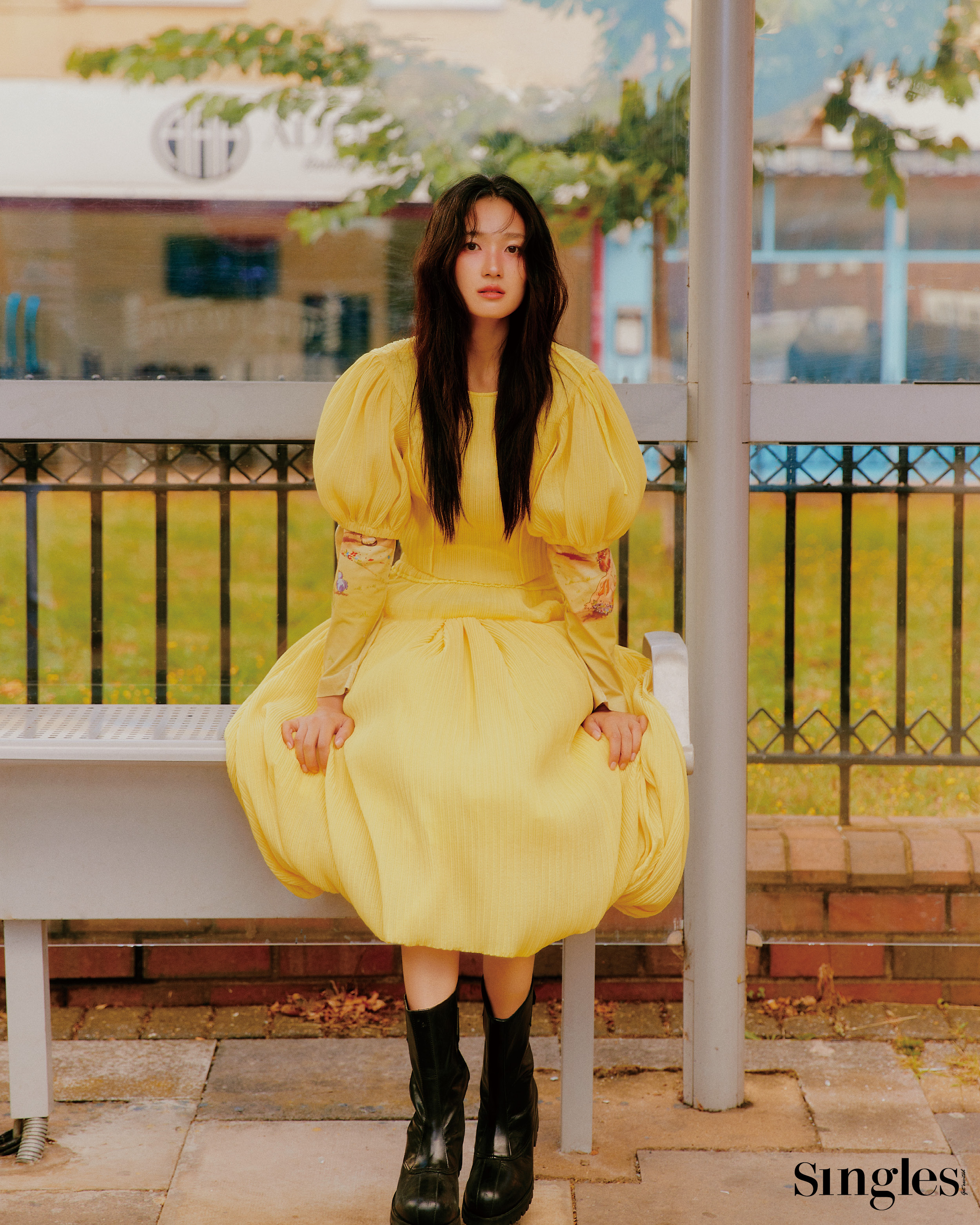 배우 김혜윤의 싱글즈 8월 호 화보 이미지, 김혜윤이 착용한 제품은 드레스 비뮈에트, 스니커즈 MLB. 선재업고튀어 김혜윤, 임솔, 김혜윤, 변우석, 