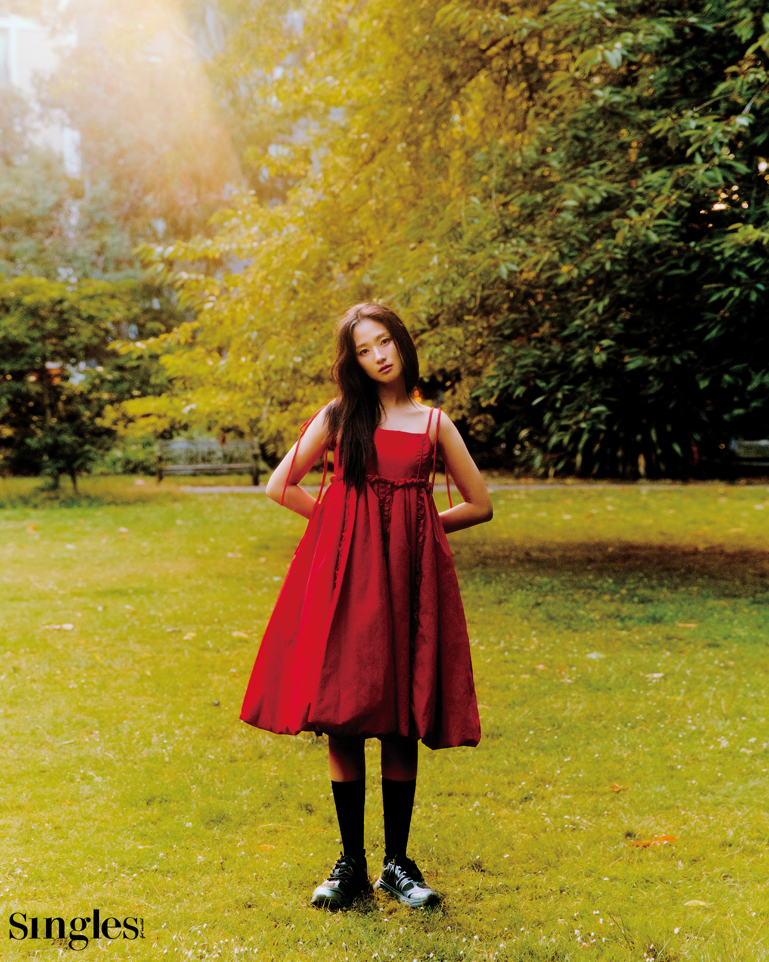 배우 김혜윤의 싱글즈 8월 호 화보 이미지, 김혜윤이 착용한 제품은 드레스 비뮈에트, 스니커즈 MLB. 선재업고튀어 김혜윤, 임솔, 김혜윤, 변우석, 