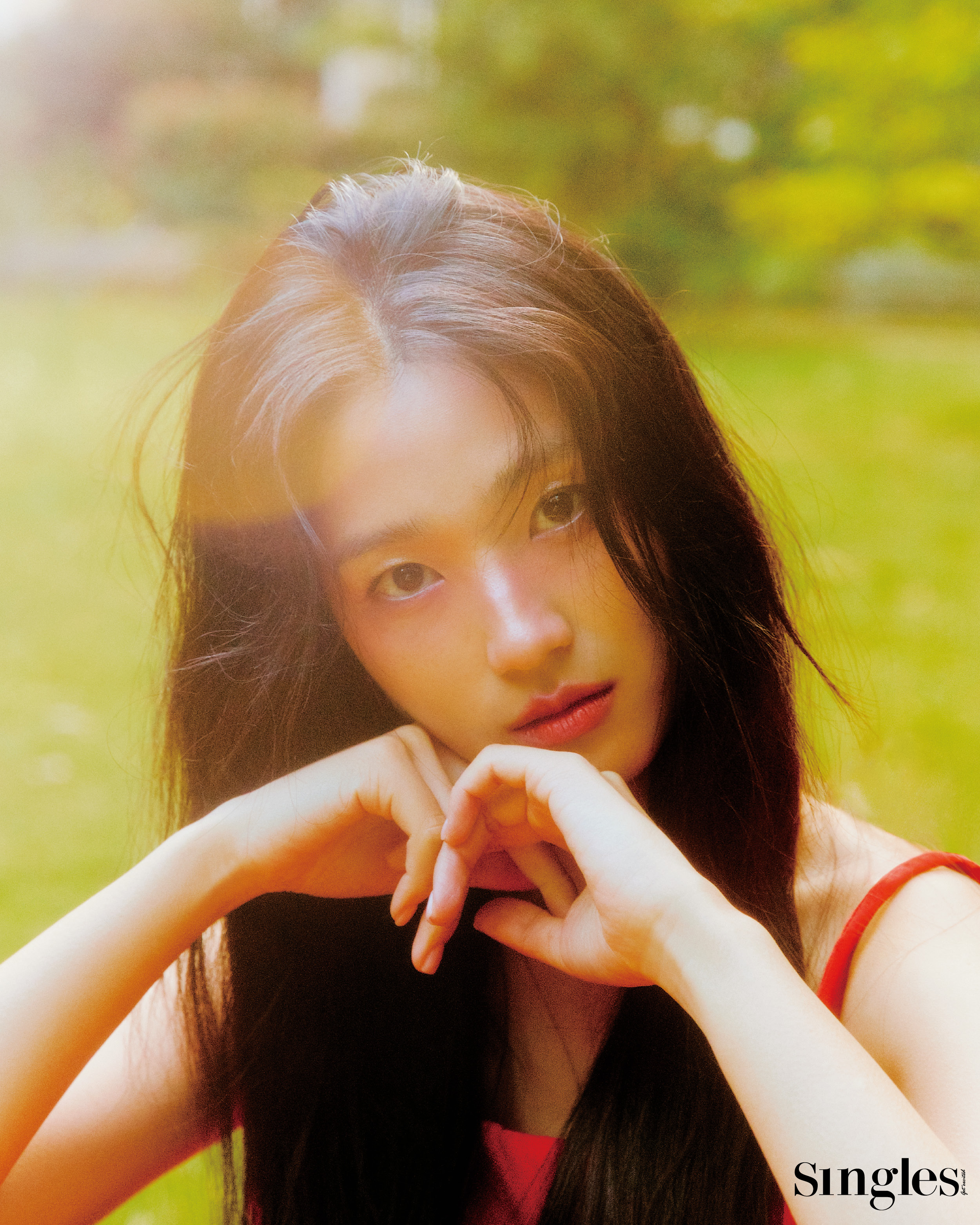 배우 김혜윤의 싱글즈 8월 호 화보 이미지, 김혜윤이 착용한 블랙 슬리브리스 톱과 스커트, 컴프스 모두 오즈세컨. 선재업고튀어, 김혜윤, 임솔, 김혜윤, 변우석, 선재, 류선재. 선재솔