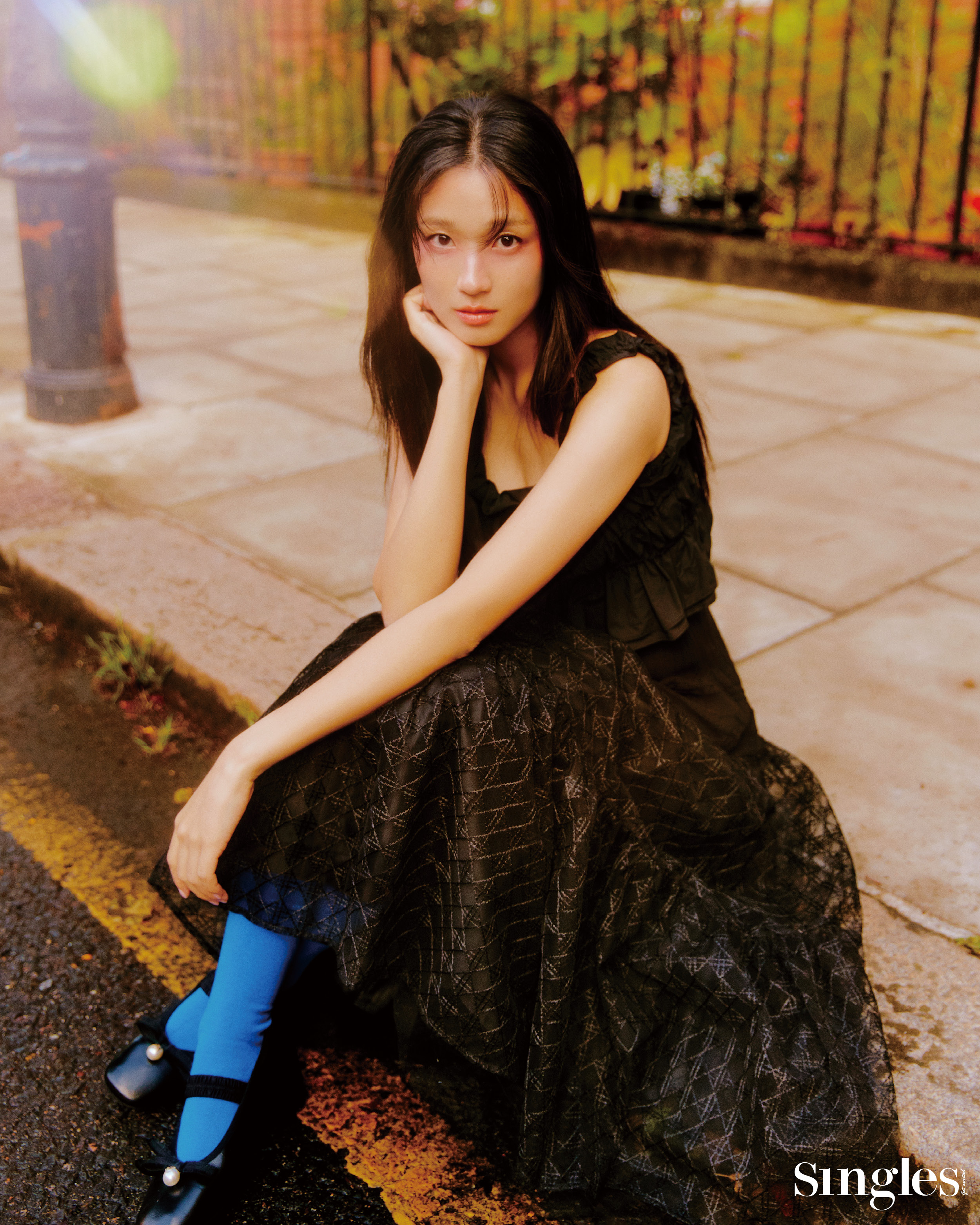 배우 김혜윤의 싱글즈 8월 호 화보 이미지, 김혜윤이 착용한 제품은 드레스 비뮈에트, 스니커즈 MLB. 선재업고튀어 김혜윤, 임솔, 김혜윤, 변우석, 