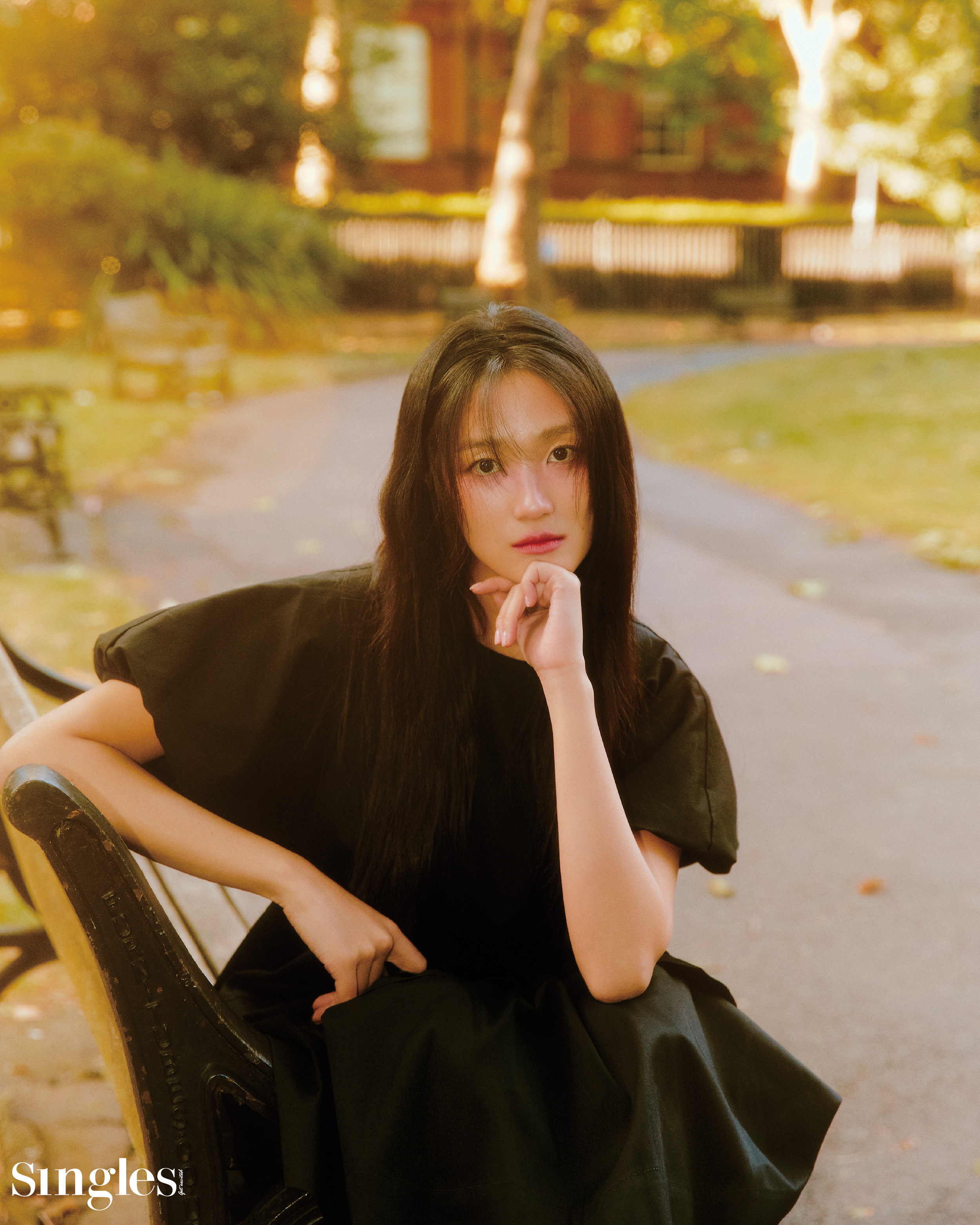 배우 김혜윤의 싱글즈 8월 호 화보 이미지, 김혜윤이 착용한 제품은 드레스 비뮈에트, 스니커즈 MLB. 선재업고튀어 김혜윤, 임솔, 김혜윤, 변우석, 