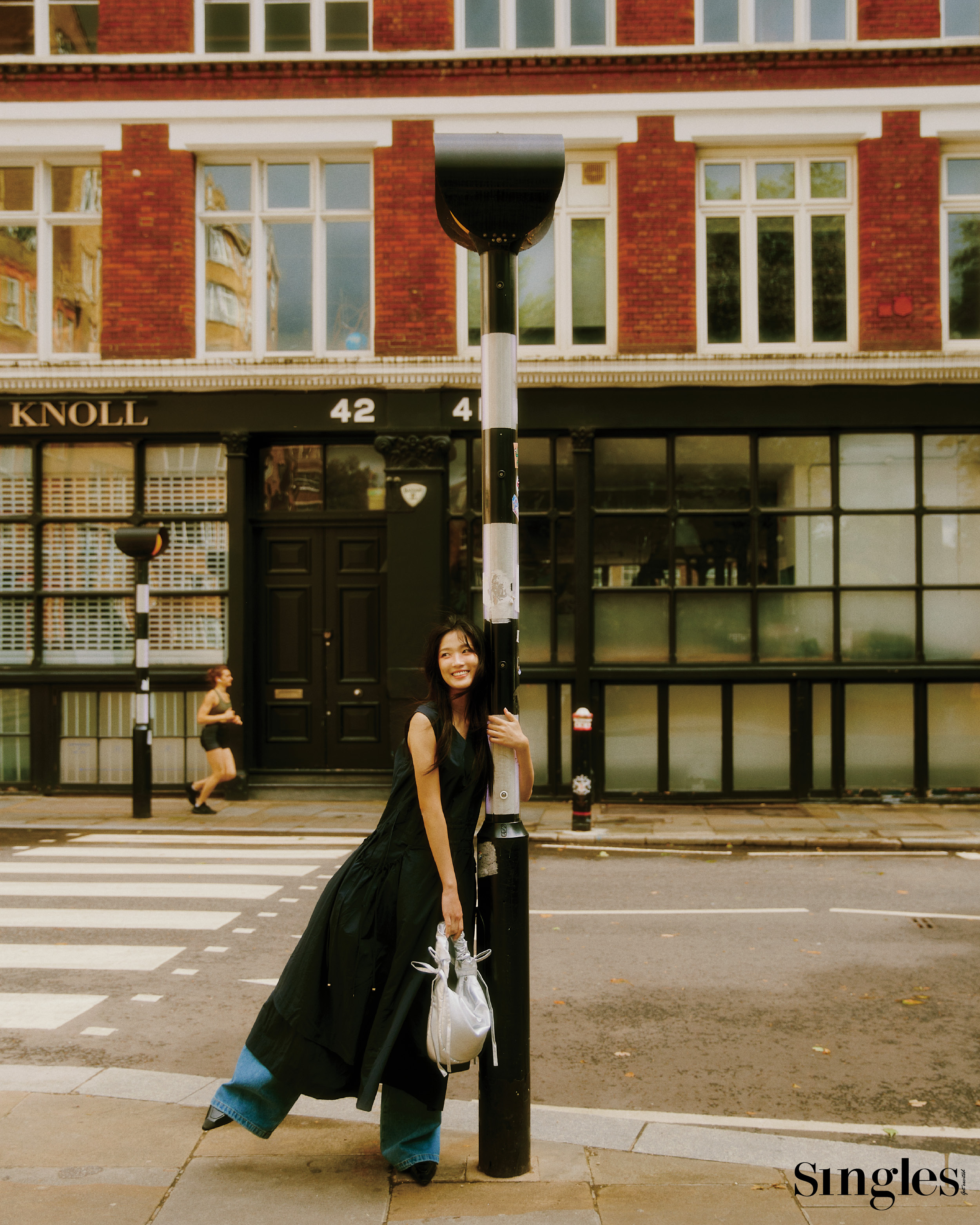 배우 김혜윤의 싱글즈 8월 호 화보 이미지, 김혜윤이 착용한 제품은 드레스 비뮈에트, 스니커즈 MLB. 선재업고튀어 김혜윤, 임솔, 김혜윤, 변우석, 