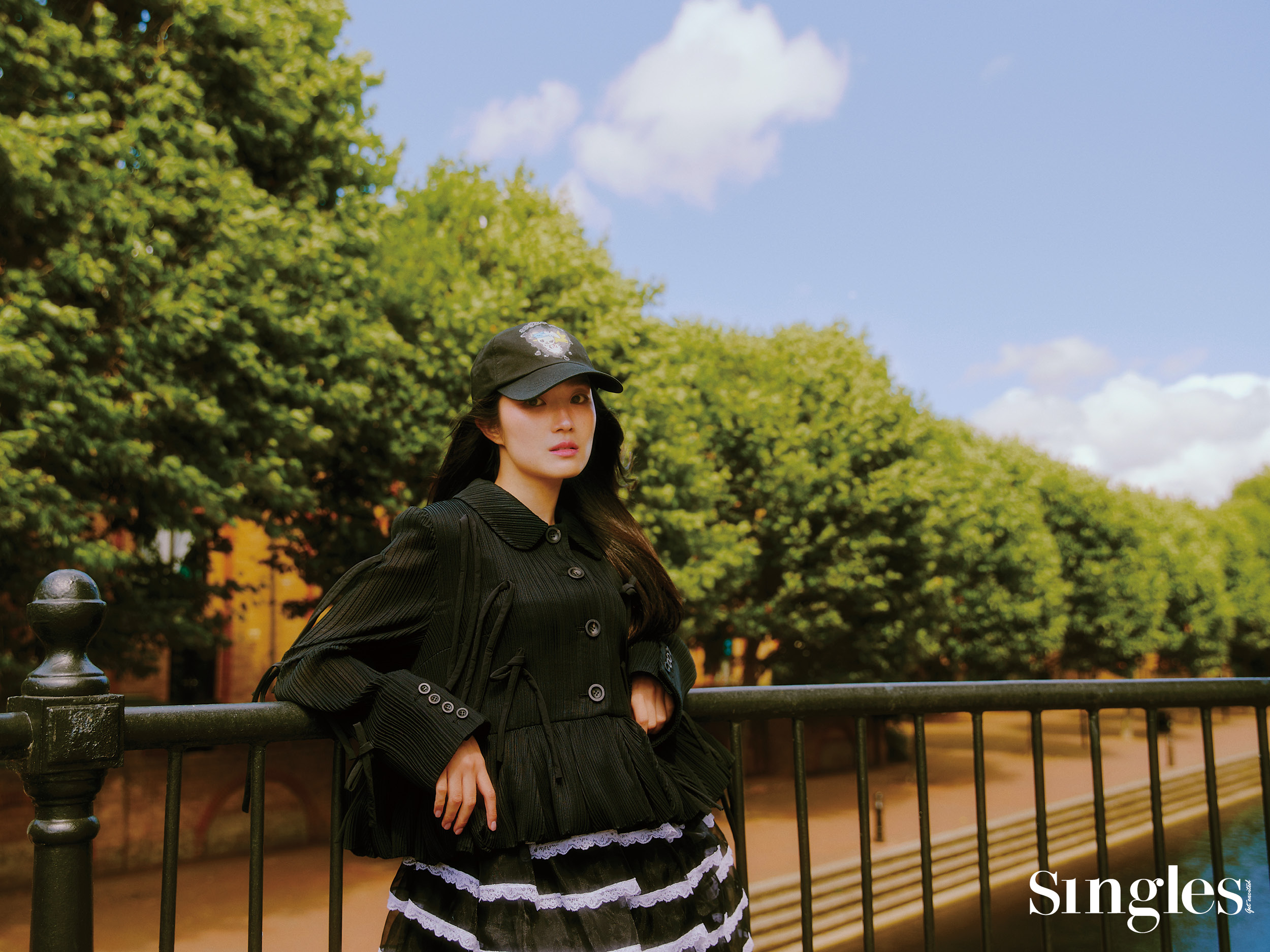 배우 김혜윤의 싱글즈 8월 호 화보 이미지, 김혜윤이 착용한 제품은 드레스 비뮈에트, 스니커즈 MLB. 선재업고튀어 김혜윤, 임솔, 김혜윤, 변우석, 