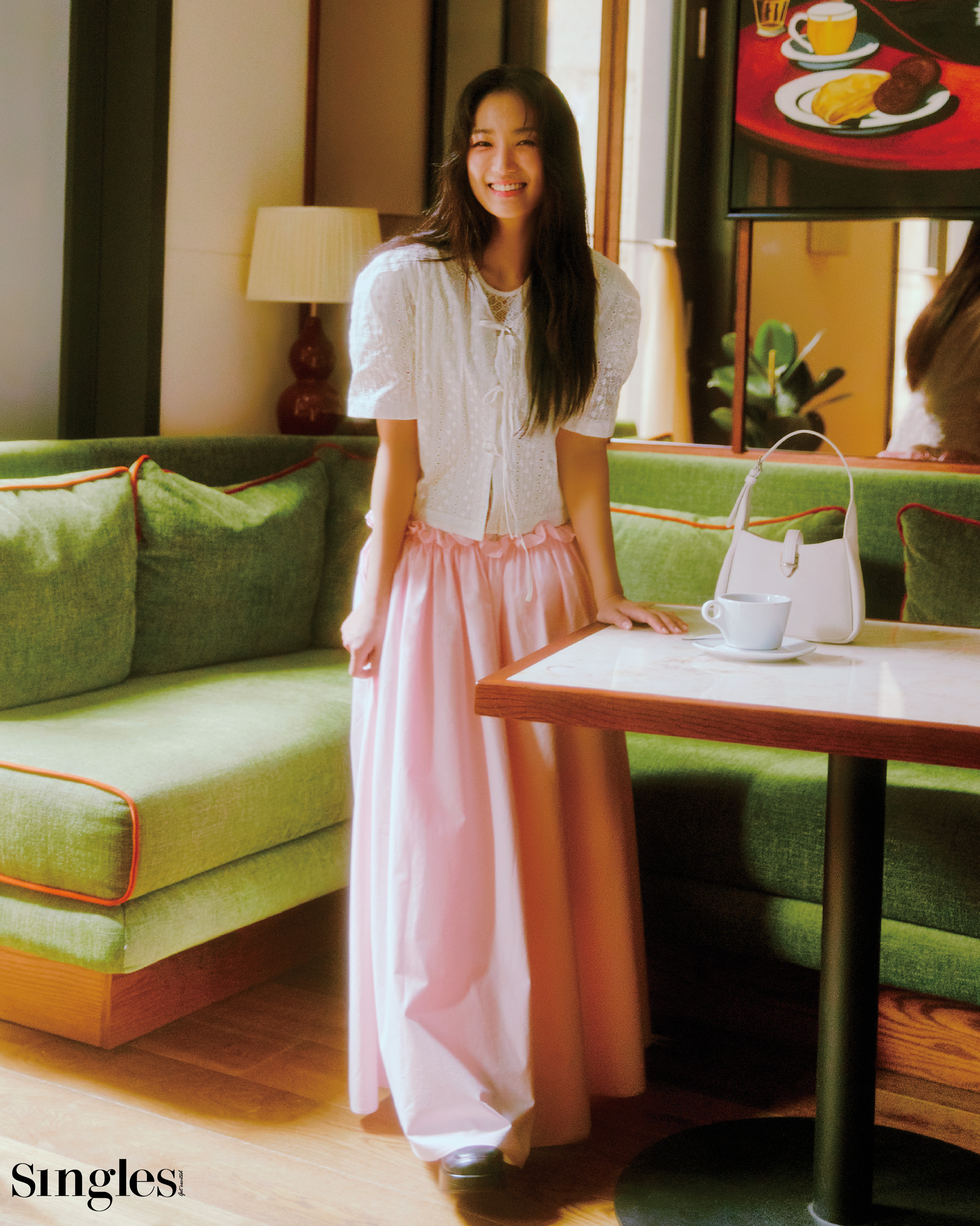 배우 김혜윤의 싱글즈 8월 호 화보 이미지, 김혜윤이 착용한 제품은 드레스 비뮈에트, 스니커즈 MLB. 선재업고튀어 김혜윤, 임솔, 김혜윤, 변우석, 